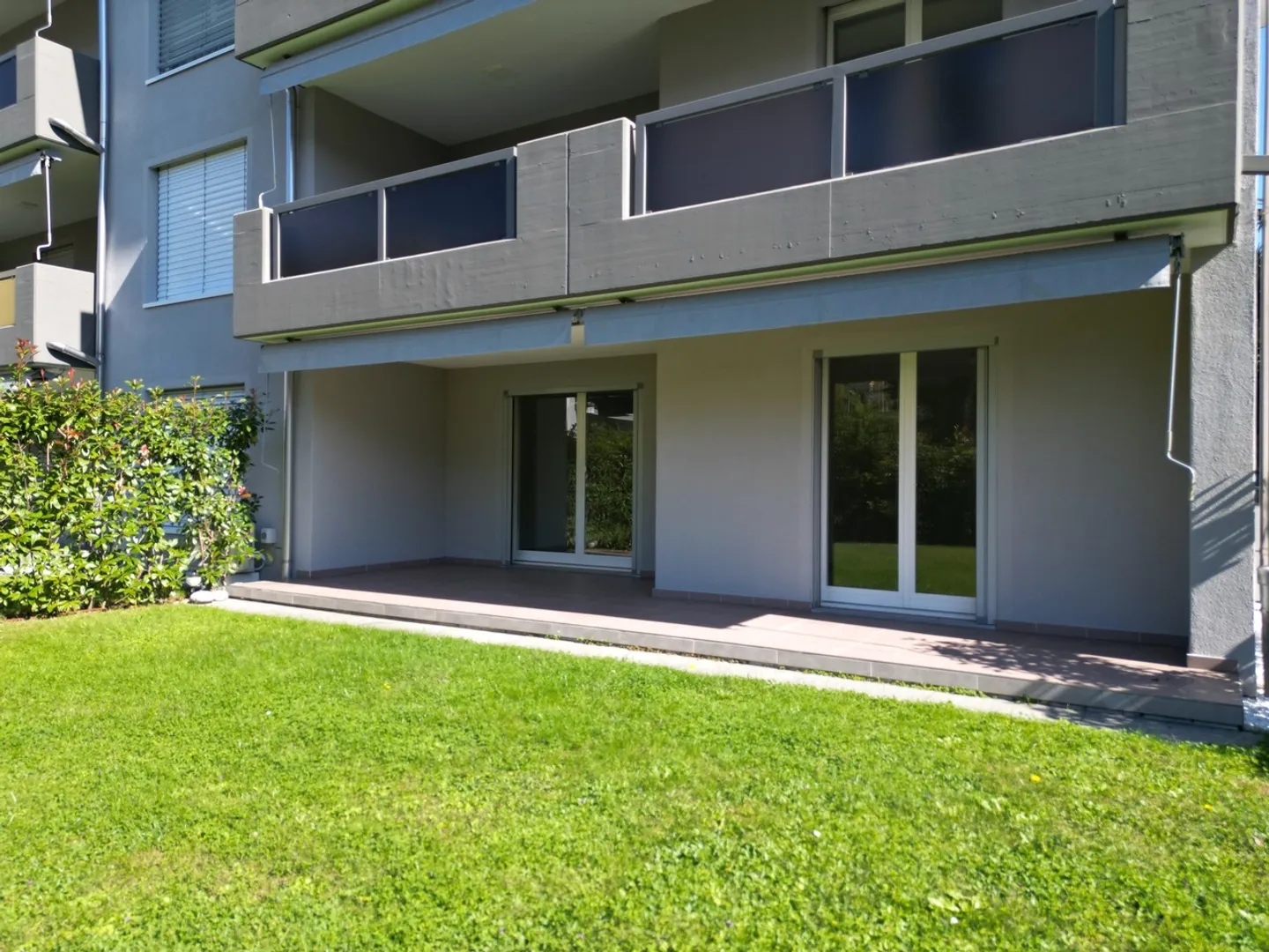 Elegante Appartamento Moderno con Giardino e Terrazza - Foto 3 di 14