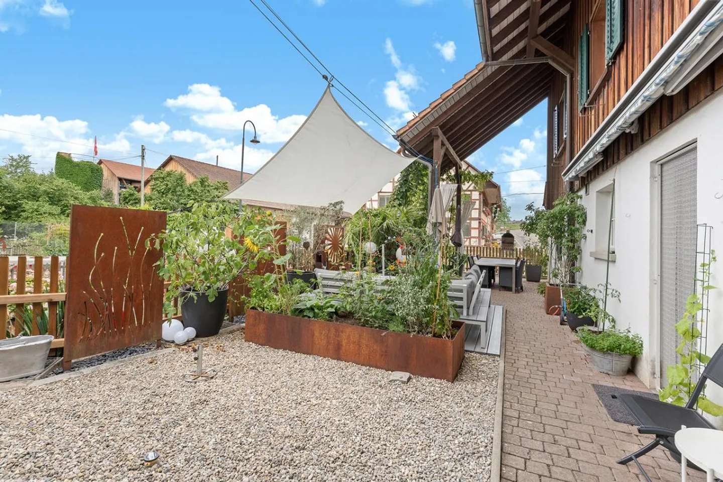 Jewel with Charm and Plenty of Space - Photo 6 of 18