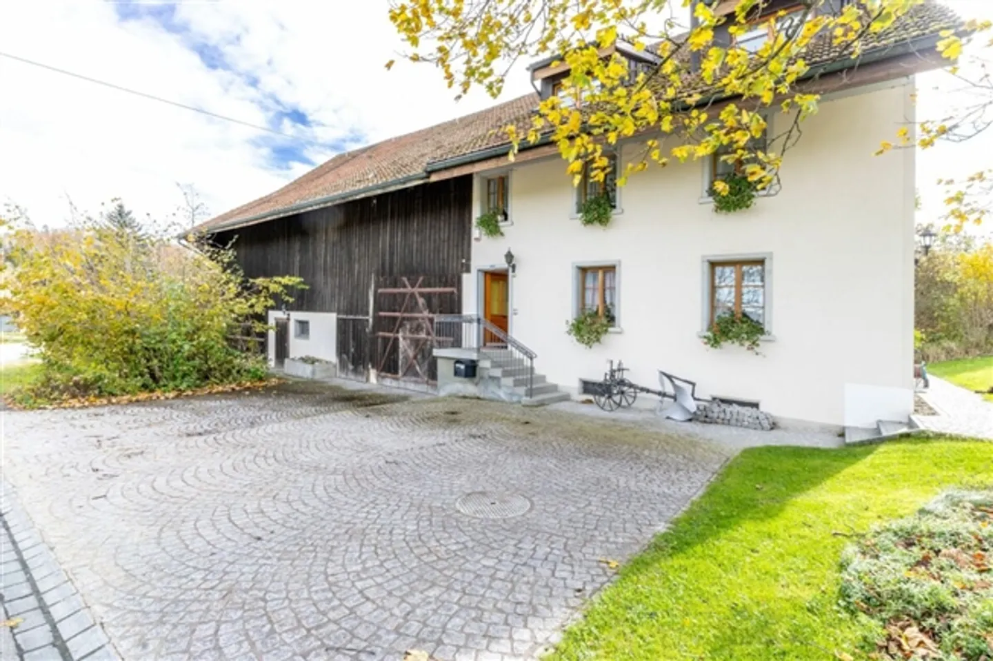 «Freistehendes 7.5-Zimmer-Bauernhaus mit grosser Scheune, Garage und herrlichem Weitblick über die Felder» - Foto 1 von 20