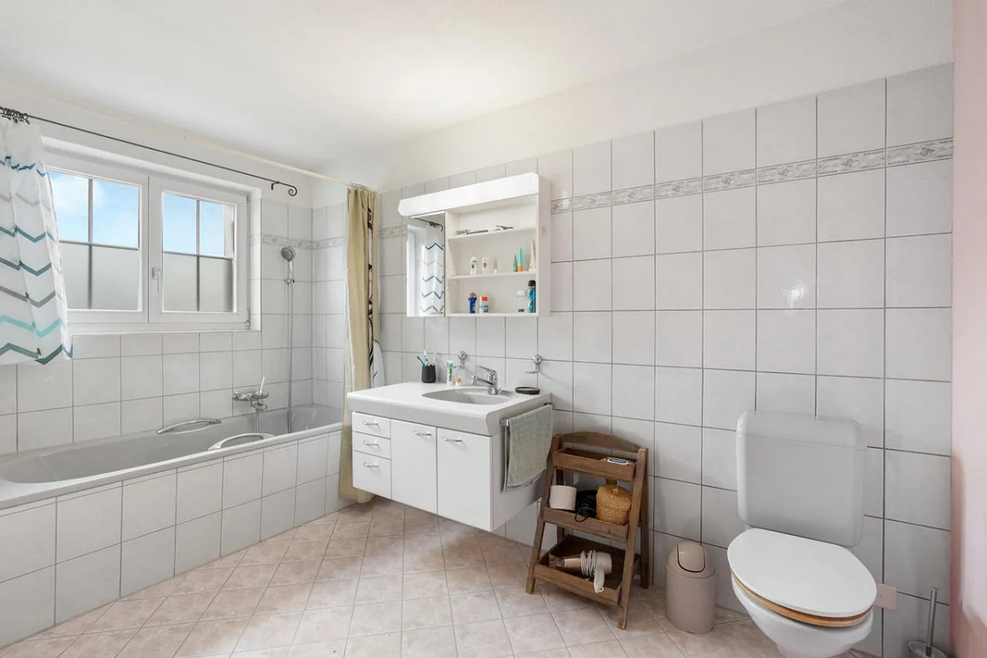 Jewel with Charm and Plenty of Space - Photo 11 of 18