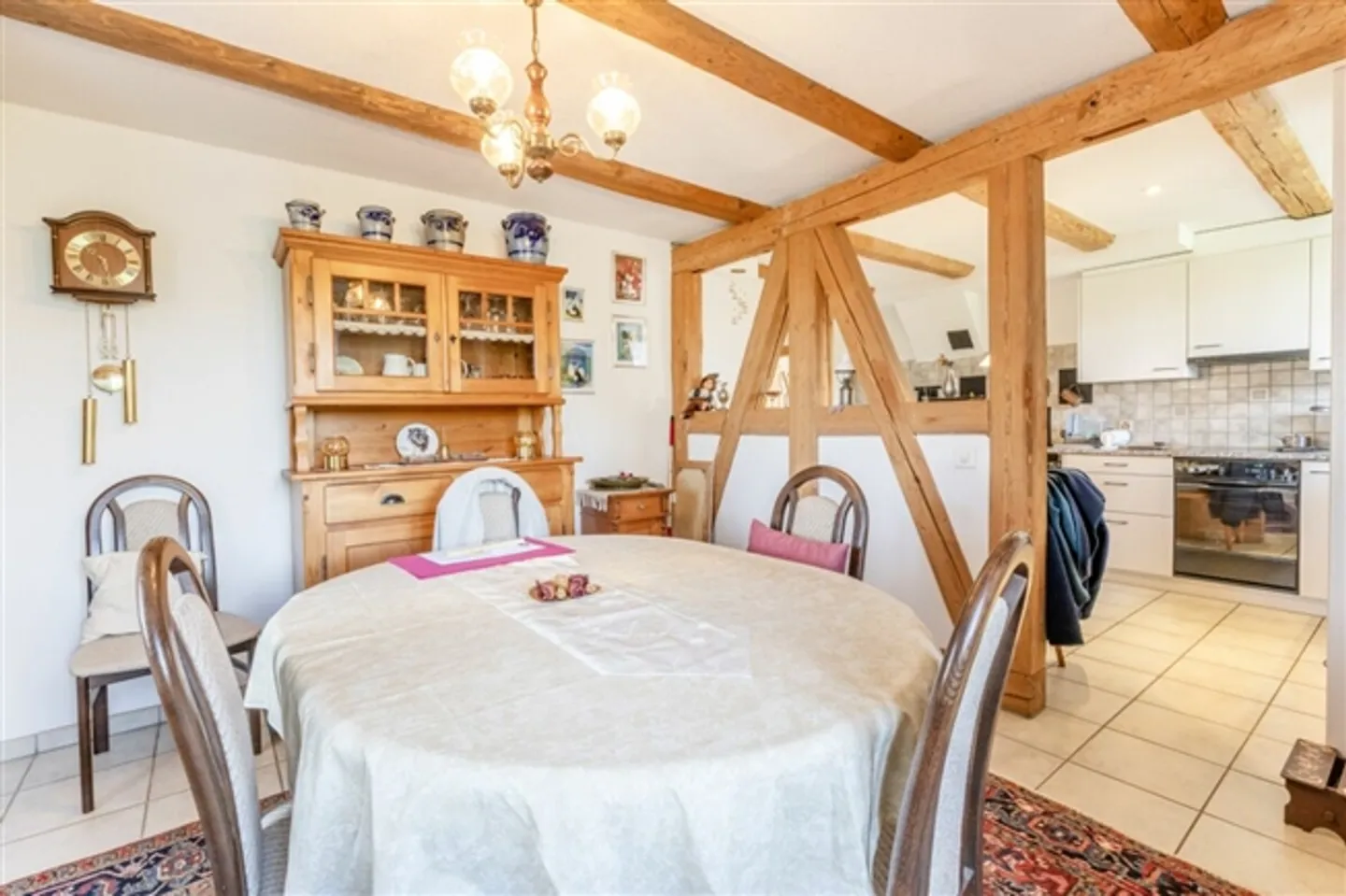 «Freistehendes 7.5-Zimmer-Bauernhaus mit grosser Scheune, Garage und herrlichem Weitblick über die Felder» - Foto 6 von 20