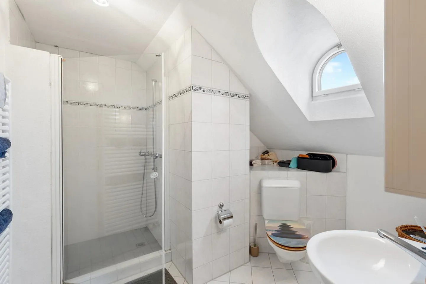 Jewel with Charm and Plenty of Space - Photo 12 of 18