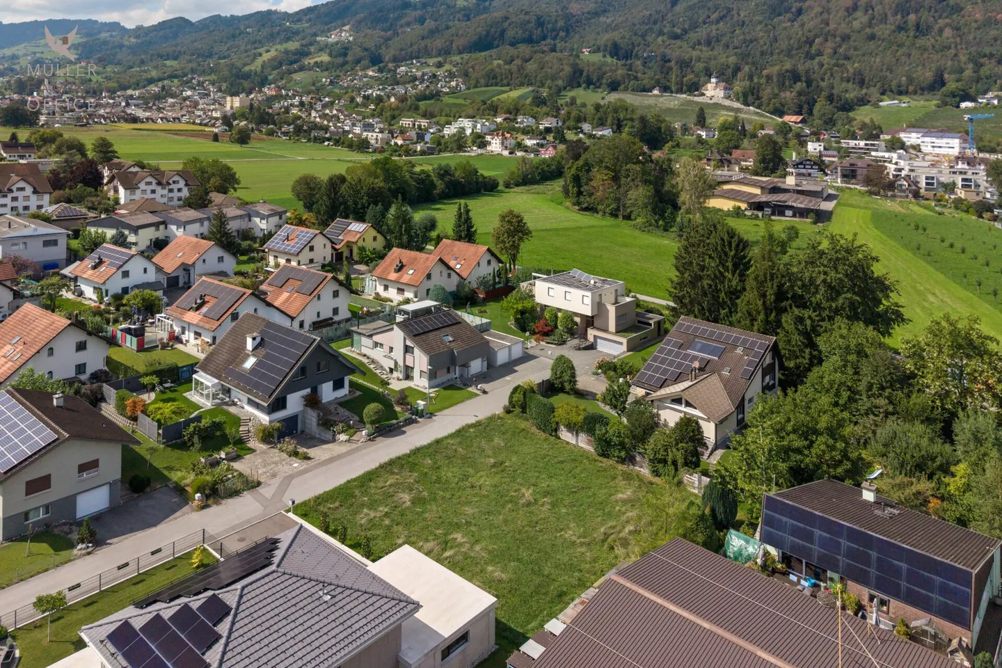 Attraente lotto edificabile di 700 m2 in una zona residenziale tranquilla - Foto 2 di 13