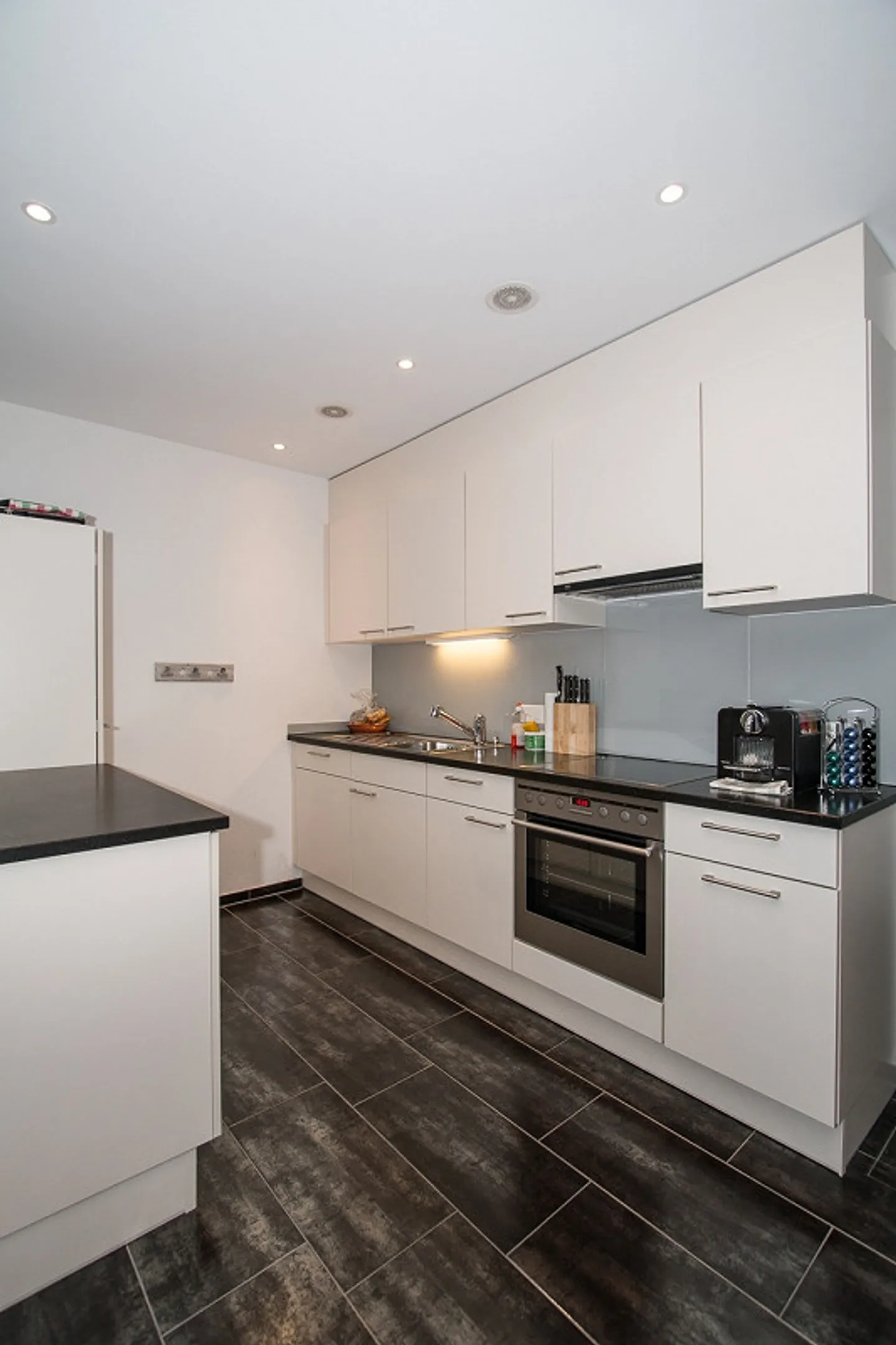 Modern, spacious 2½-room apartment in a quiet location - Photo 1 of 8