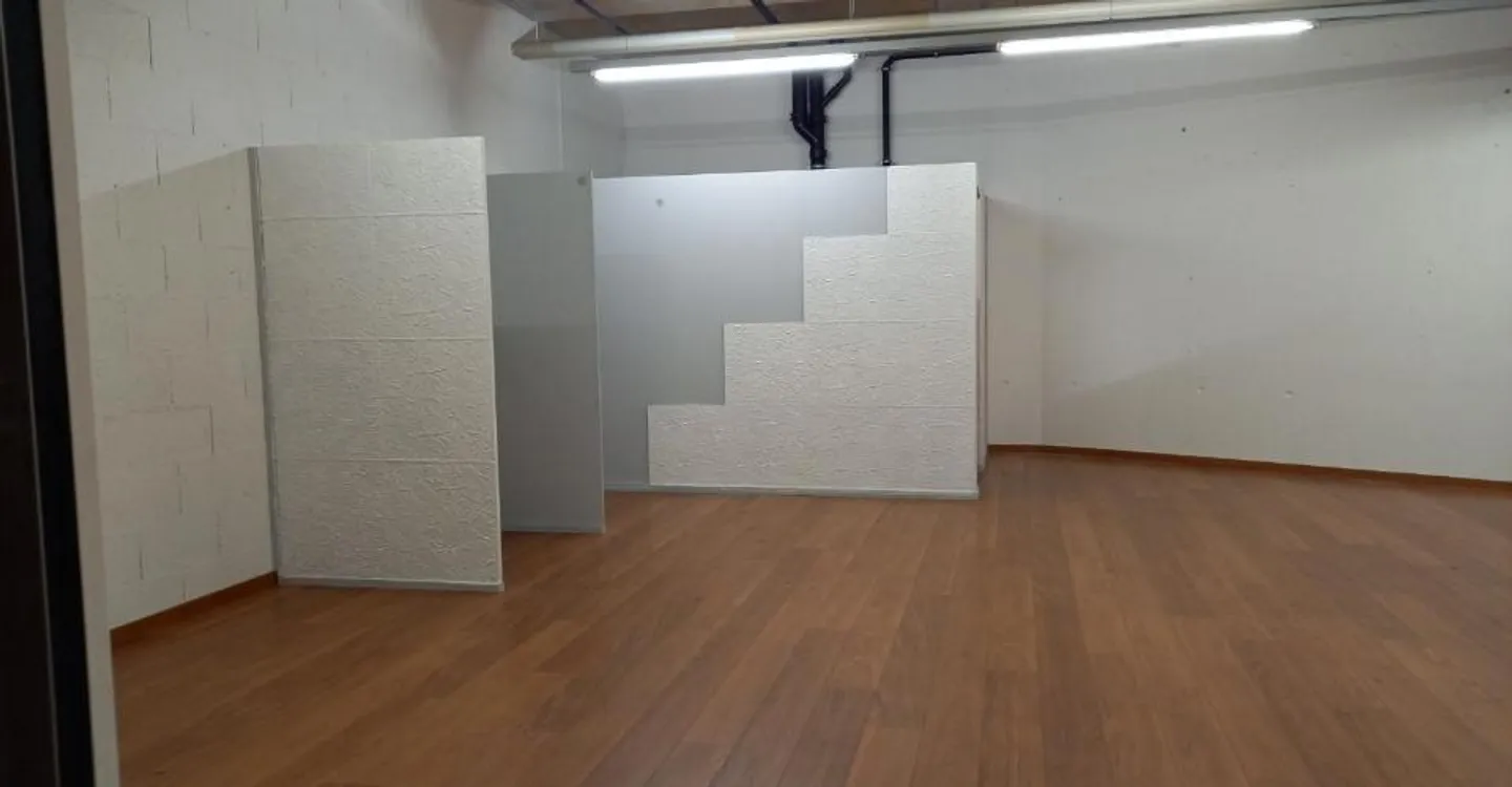Spazio commerciale di 55 m² Passaggio strategico al Centro Cormanon - Foto 3 di 4