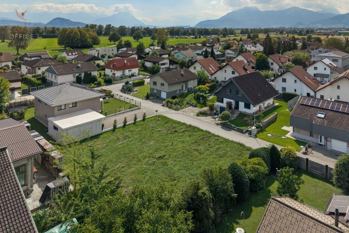 Attraente lotto edificabile di 700 m2 in una zona residenziale tranquilla - Foto 3 di 13
