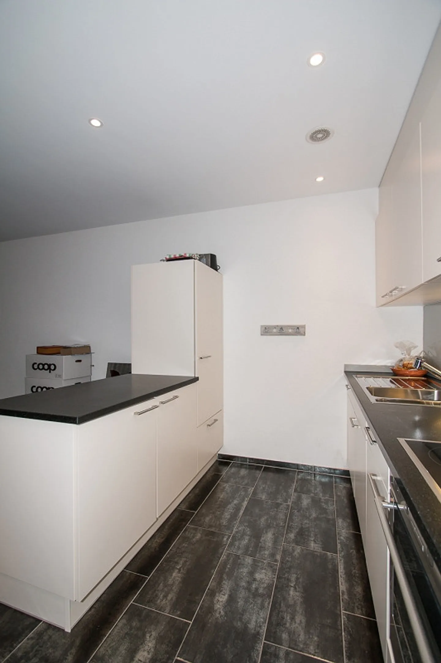 Modern, spacious 2½-room apartment in a quiet location - Photo 2 of 8