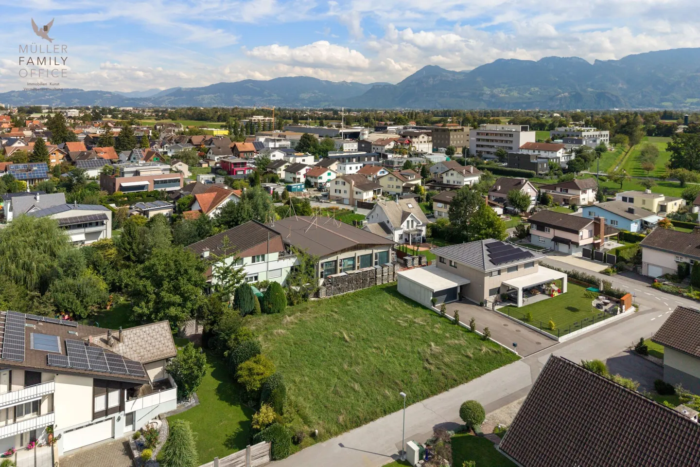 Attraente lotto edificabile di 700 m2 in una zona residenziale tranquilla - Foto 4 di 13