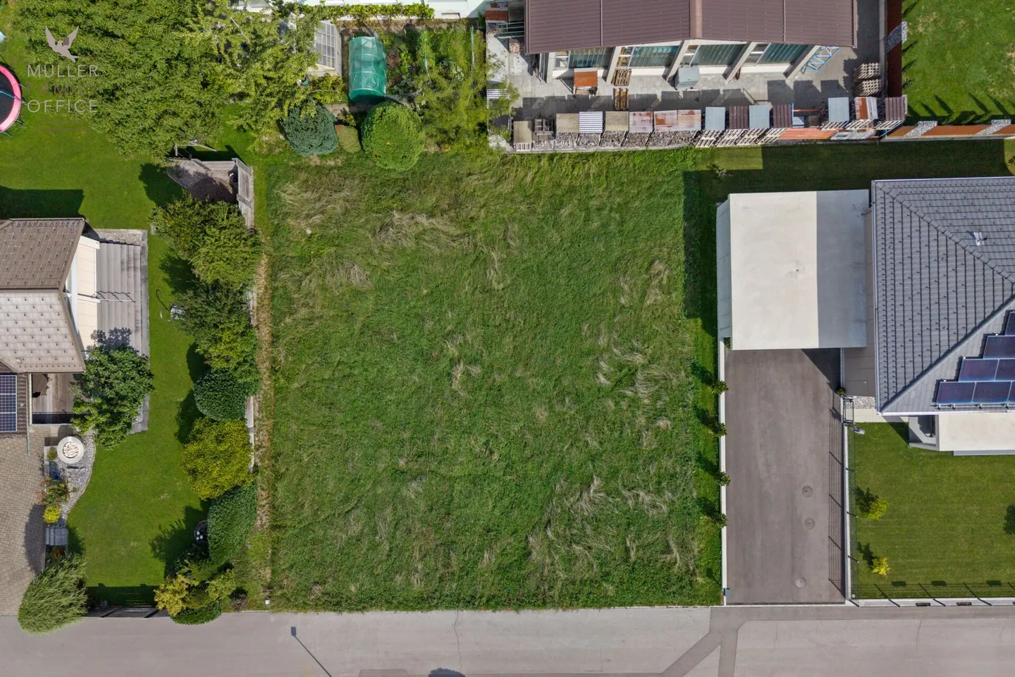 Attraente lotto edificabile di 700 m2 in una zona residenziale tranquilla - Foto 7 di 13