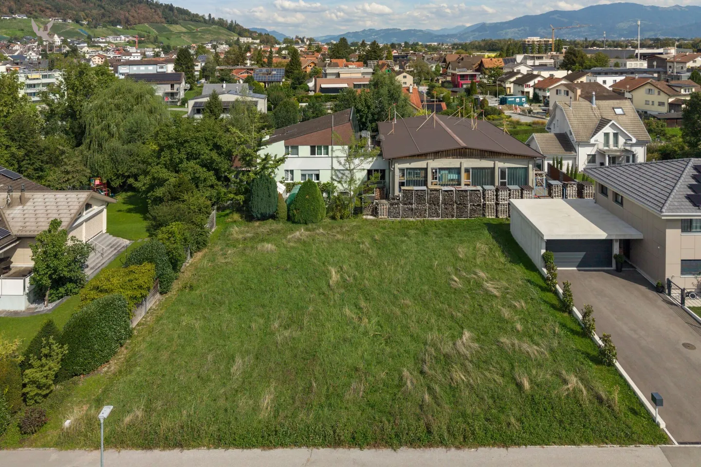 Attraente lotto edificabile di 700 m2 in una zona residenziale tranquilla - Foto 6 di 13