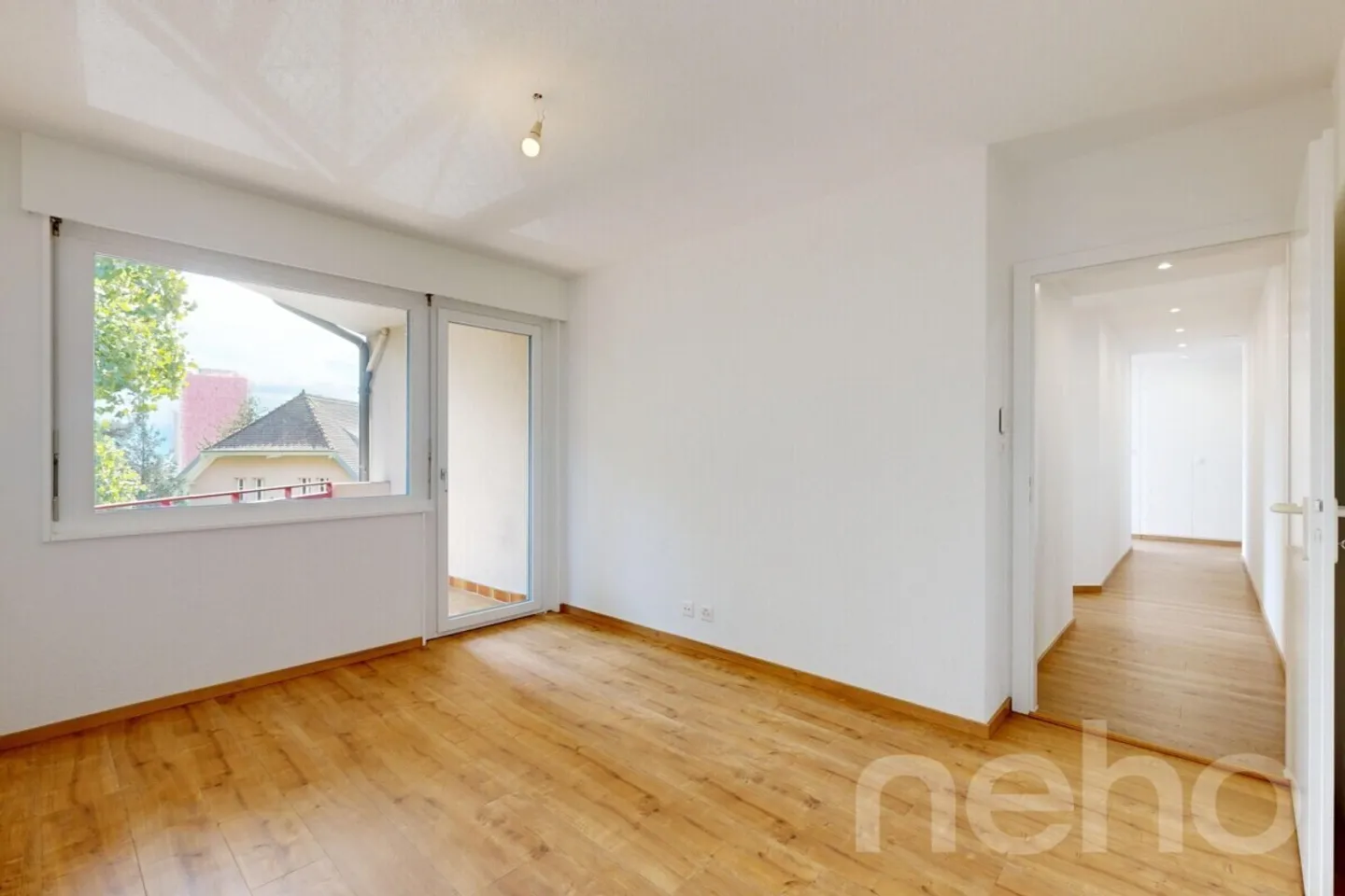 Ristrutturato: 5.5 stanze con Studio Indipendente. Vista Lago e Alpi - Foto 10 di 12