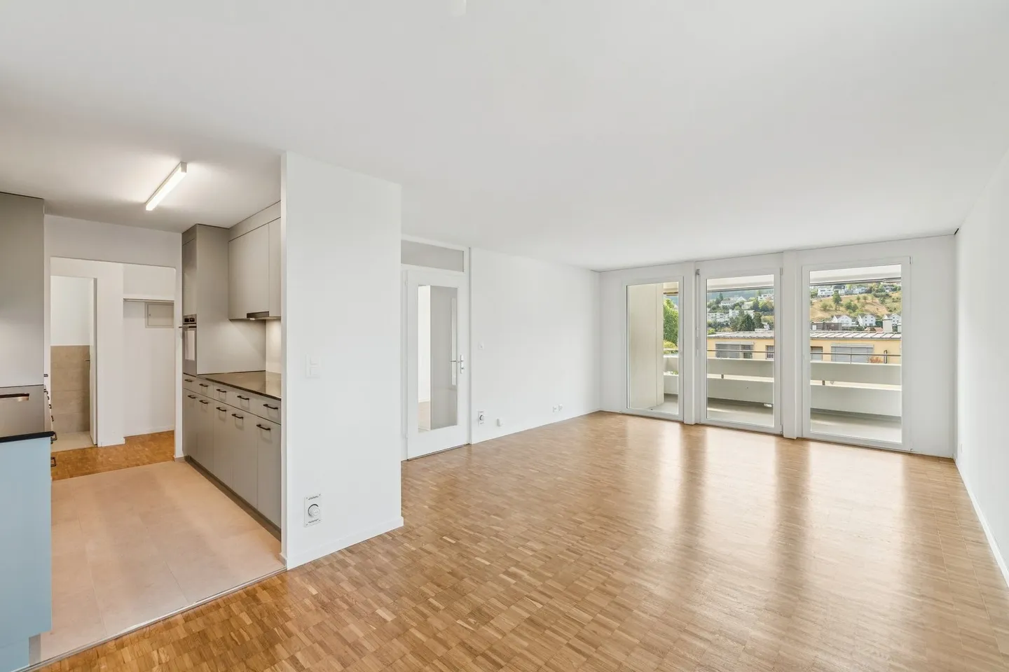 Appartement 4.5 pièces fraîchement rénové dans le meilleur emplacement à Pratteln - Photo 2 sur 11