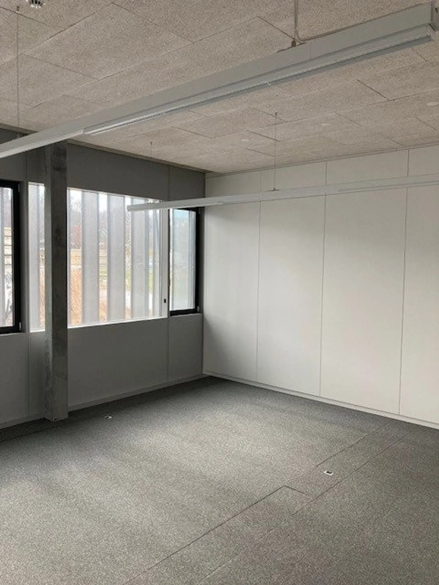 Surface administrative de 54 m2 au rez-de-chaussée - Photo 1 sur 4