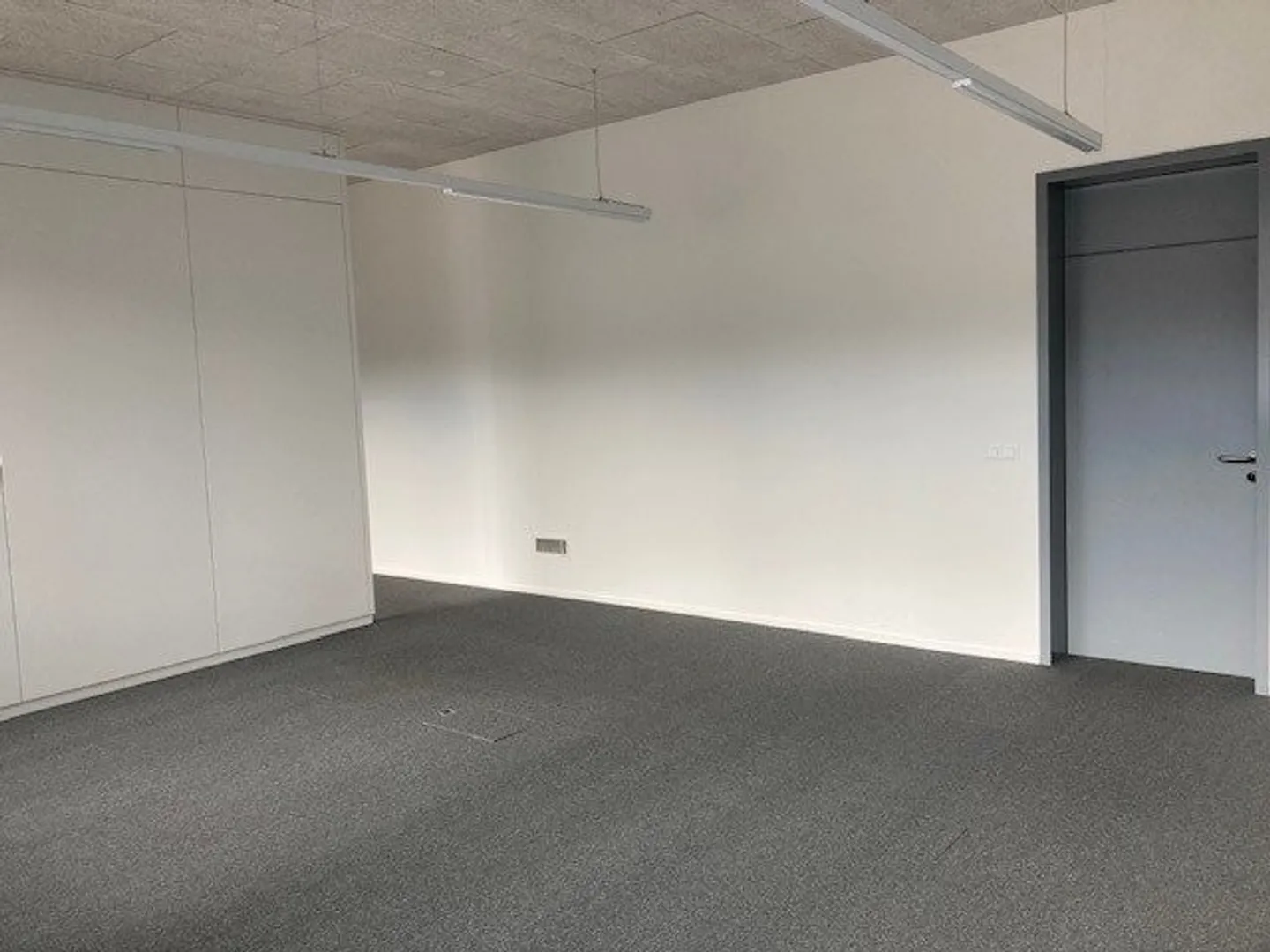 Surface administrative de 54 m2 au rez-de-chaussée - Photo 2 sur 4