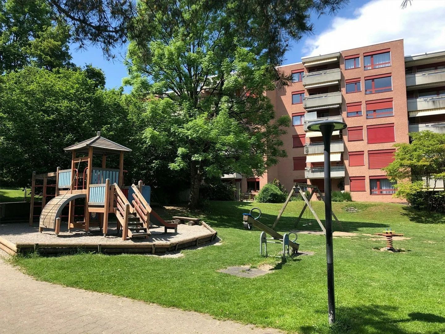 Spacious apartment in a beautiful location! "Rent without deposit" - Photo 2 of 8