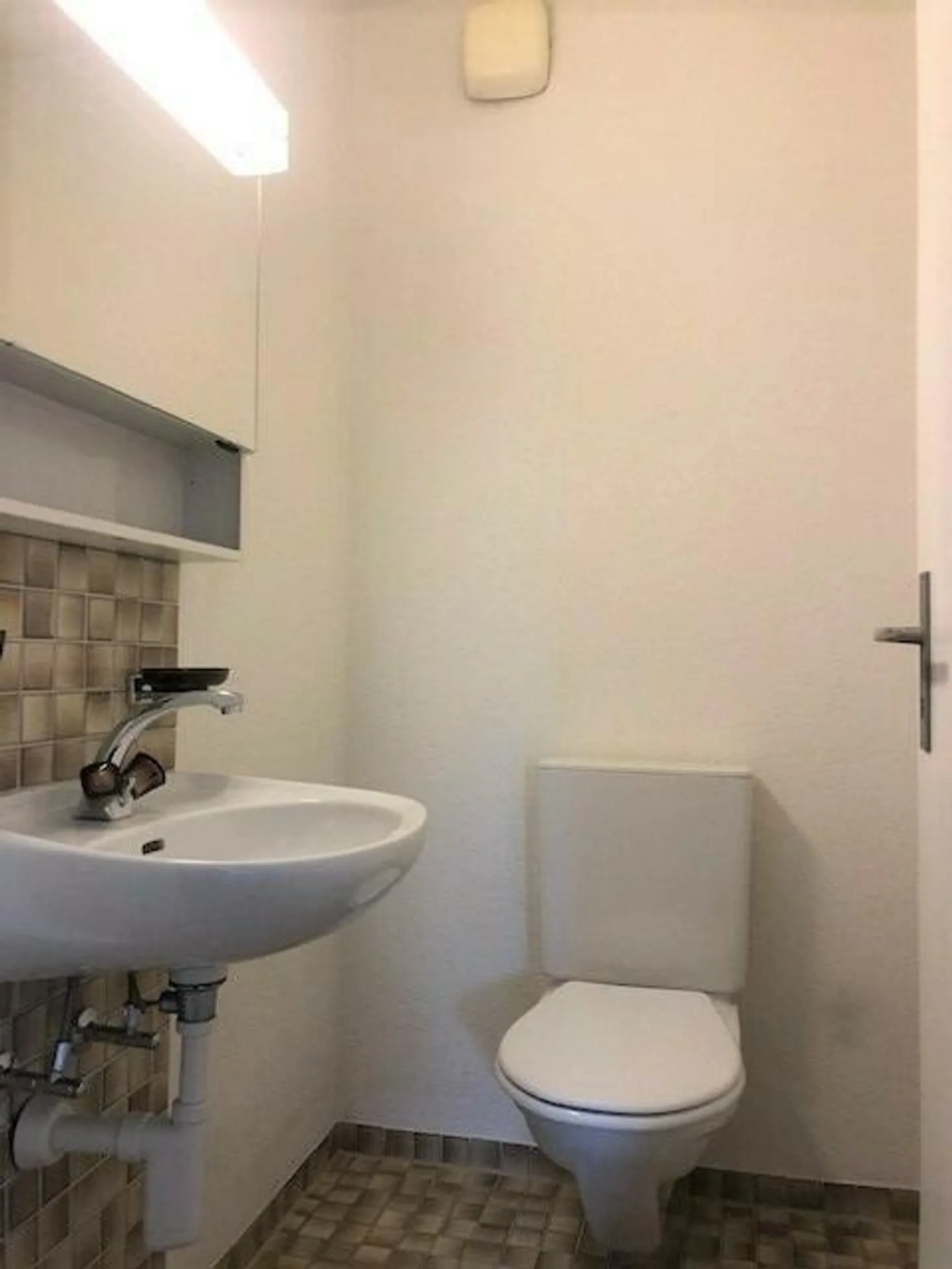 Spacious apartment in a beautiful location! "Rent without deposit" - Photo 6 of 8