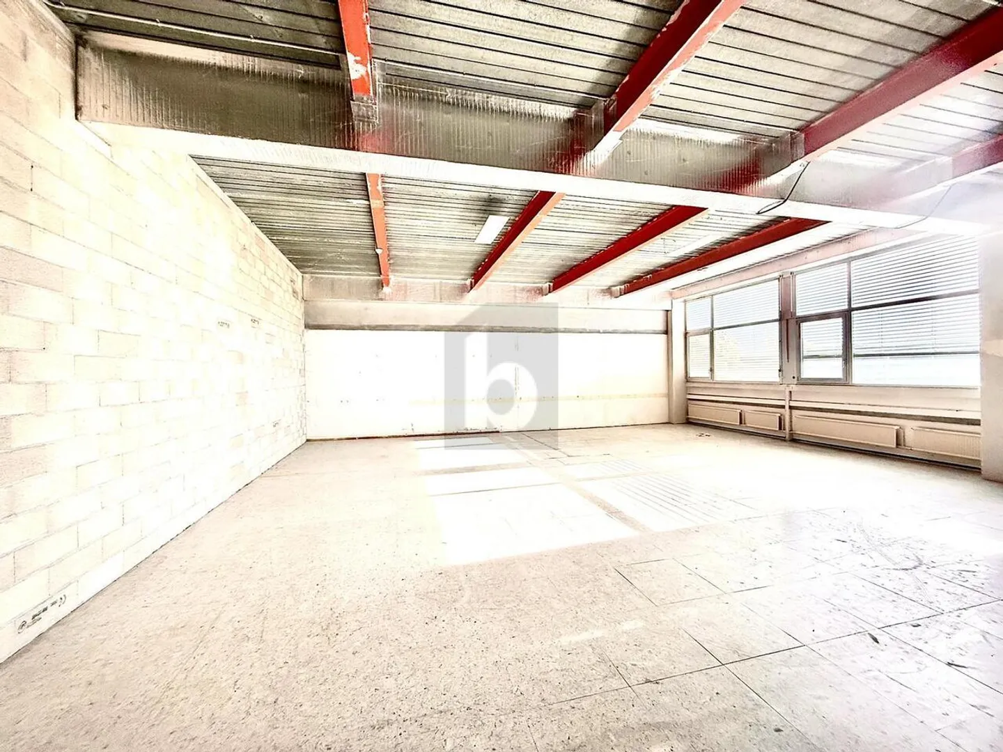 SPACIOUS AND CENTRAL - Photo 2 of 6