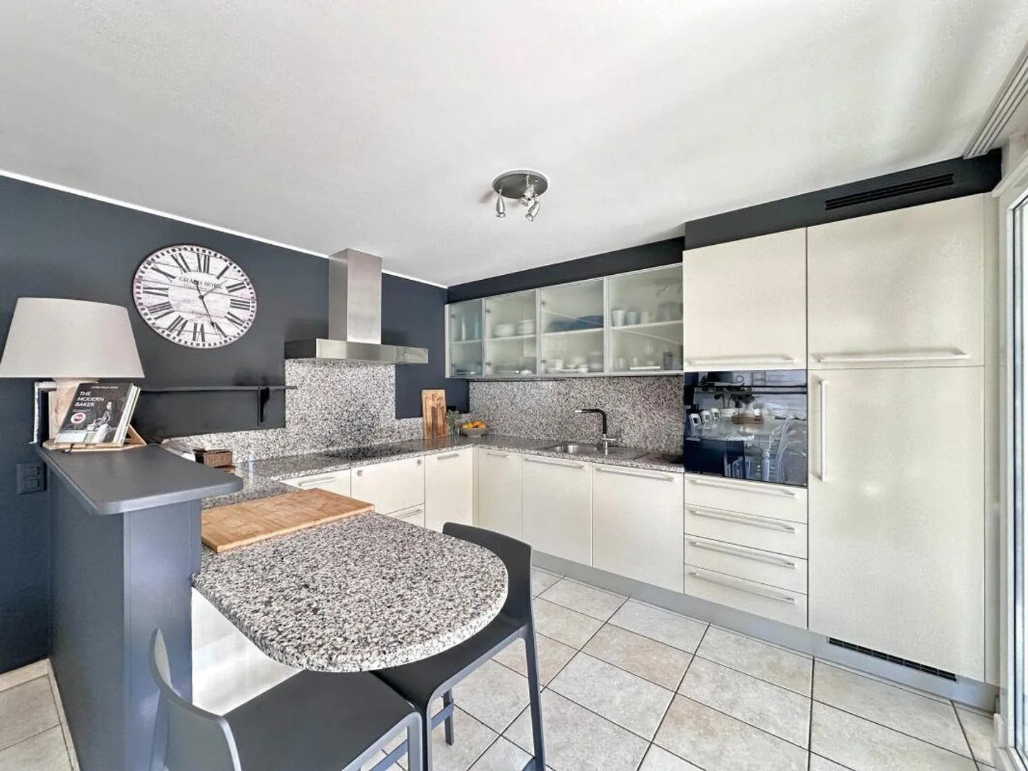Bellissimo appartamento di 4.5 locali con giardino privato a Tenero: Pace e Comfort - Foto 7 di 12