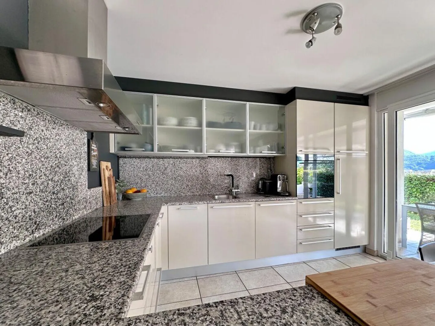 Bellissimo appartamento di 4.5 locali con giardino privato a Tenero: Pace e Comfort - Foto 8 di 12