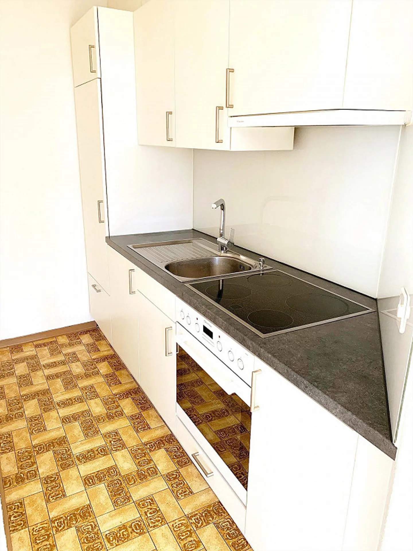 Apartment with Balcony in a Prime Location - Photo 6 of 11