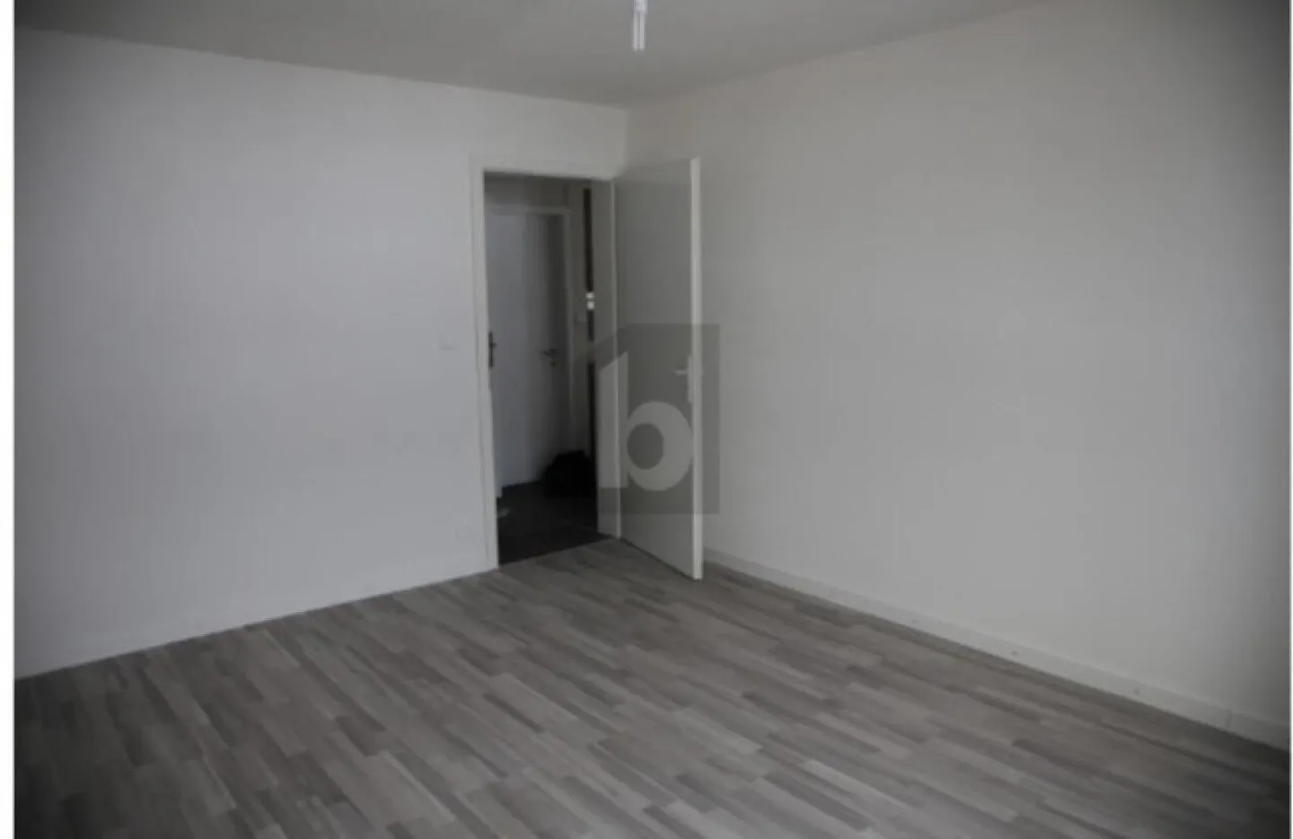 HELL, PRAKTISCH UND GUT GELEGEN - Foto 3 von 4