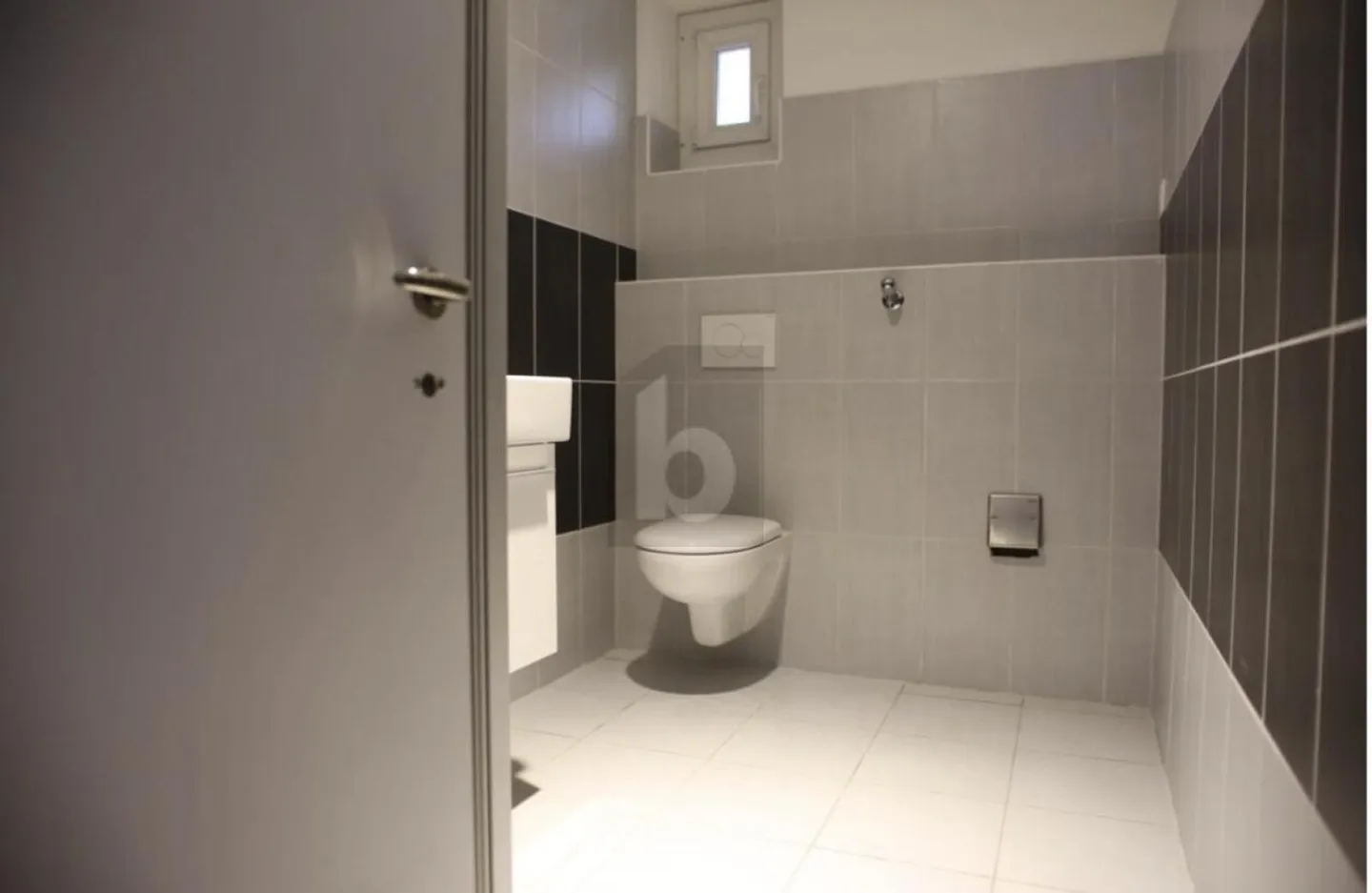 HELL, PRAKTISCH UND GUT GELEGEN - Foto 2 von 4