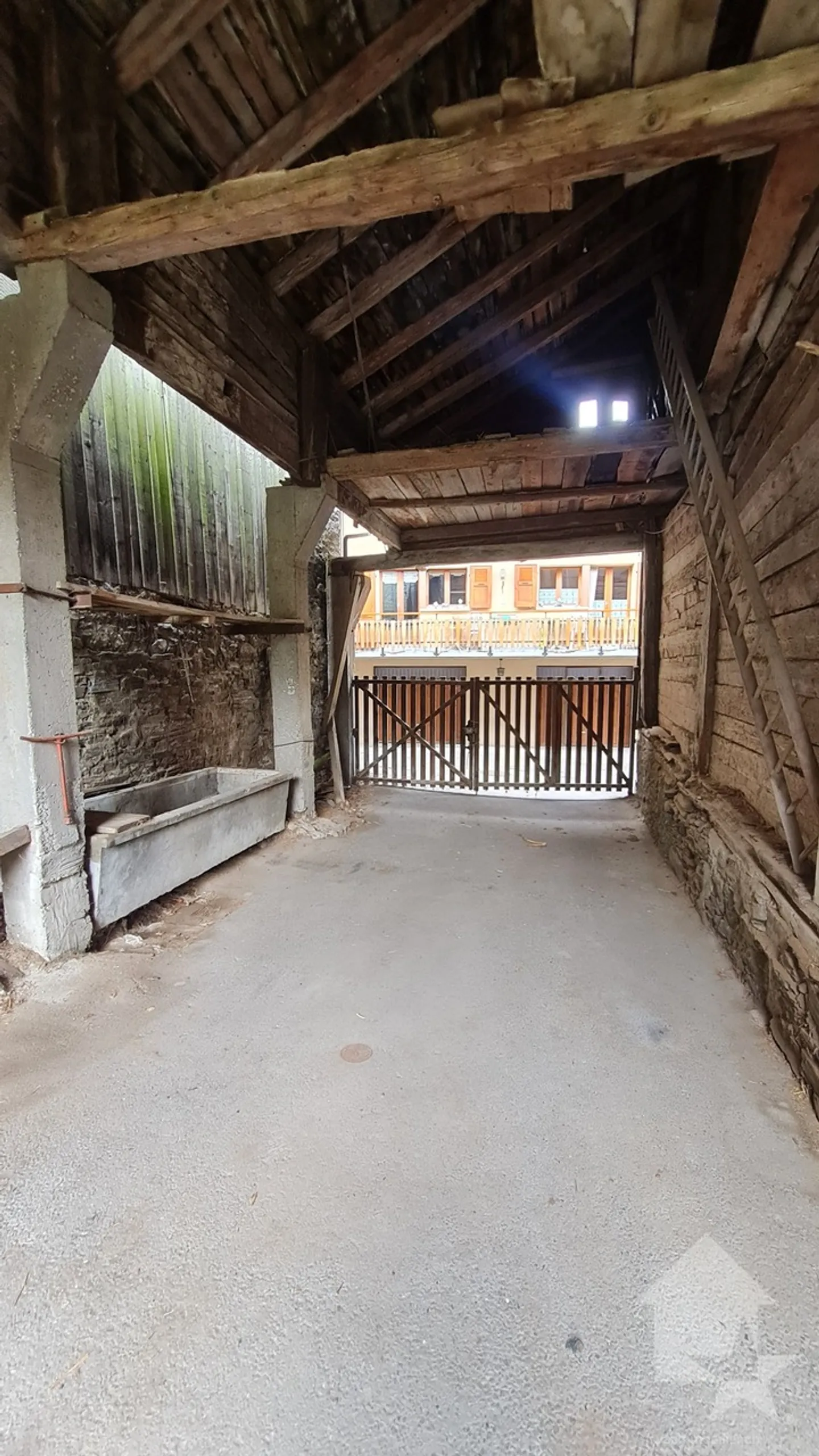 Una stalla da ristrutturare nel cuore del villaggio di Sembrancher - Foto 5 di 12