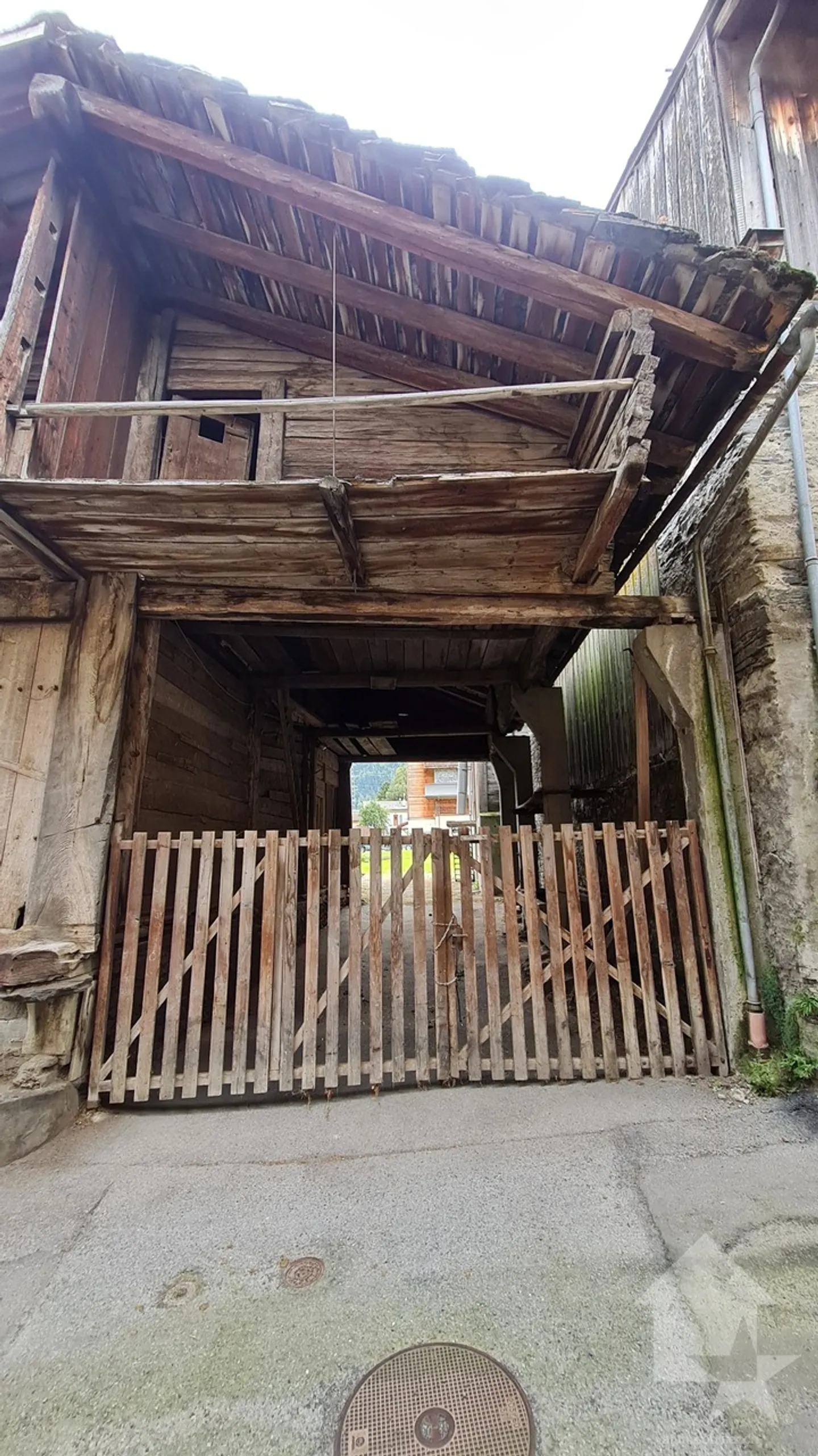Una stalla da ristrutturare nel cuore del villaggio di Sembrancher - Foto 7 di 12