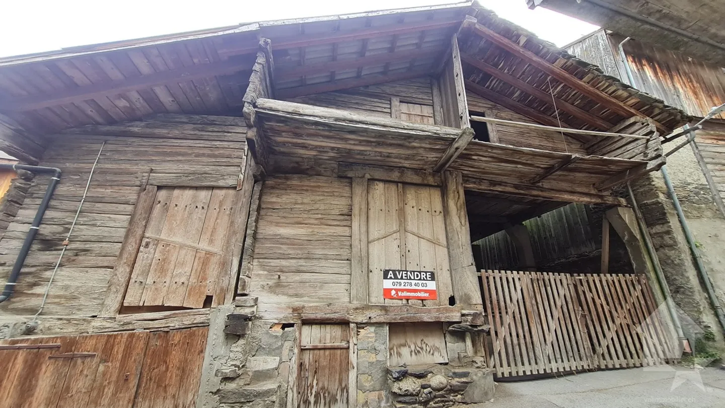 Una stalla da ristrutturare nel cuore del villaggio di Sembrancher - Foto 8 di 12