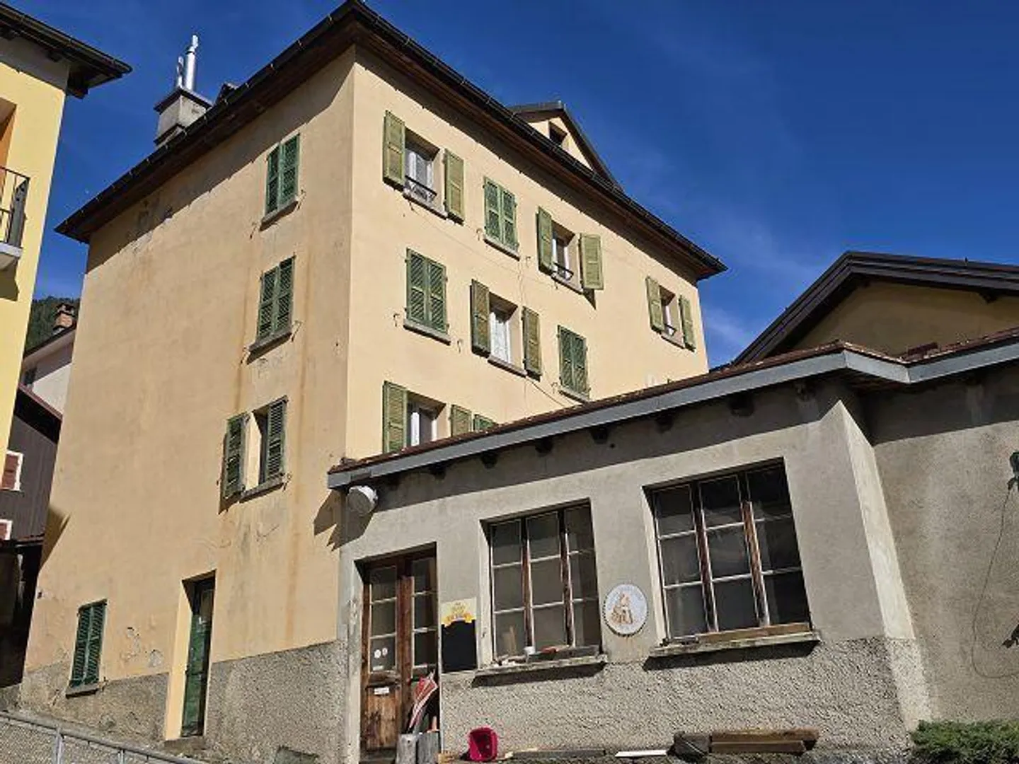 Grande casa di villaggio da ristrutturare in una posizione centrale, tranquilla e soleggiata ... - Foto 1 di 34