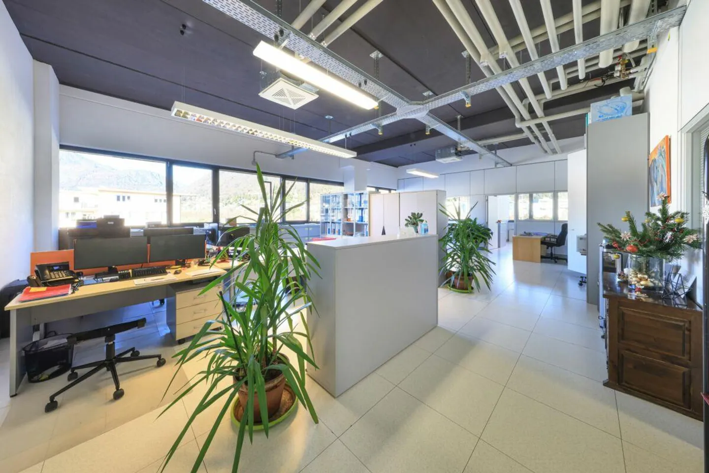 LOSONE - Geräumiger Geschäftsraum zur Büronutzung - Foto 1 von 7