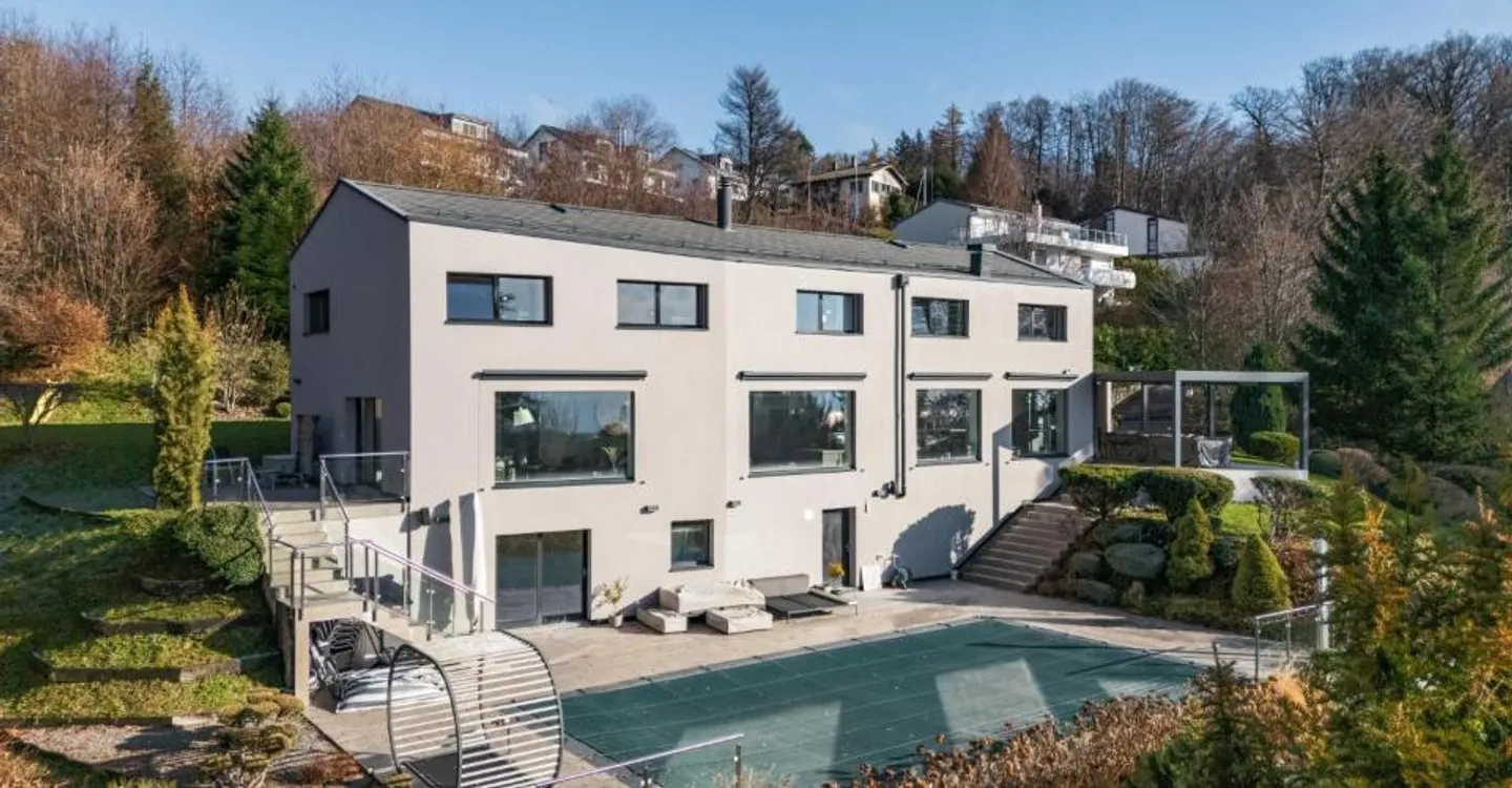 Propriété moderne avec piscine et vue dégagée sur le lac - Photo 1 sur 12