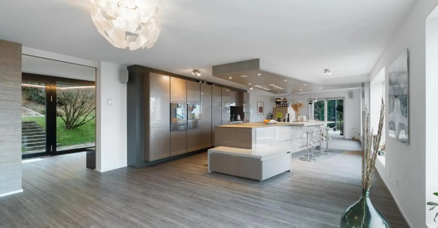 Propriété moderne avec piscine et vue dégagée sur le lac - Photo 3 sur 12