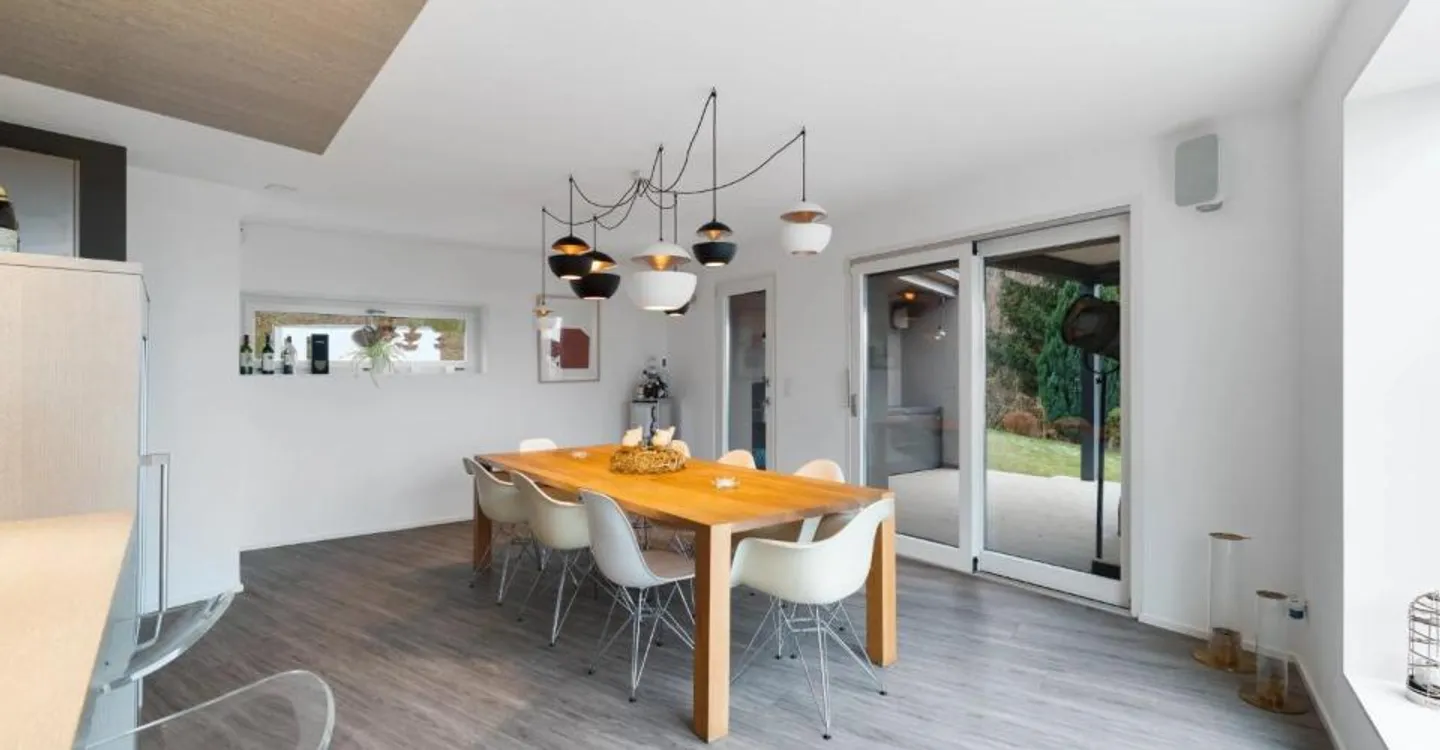 Propriété moderne avec piscine et vue dégagée sur le lac - Photo 5 sur 12