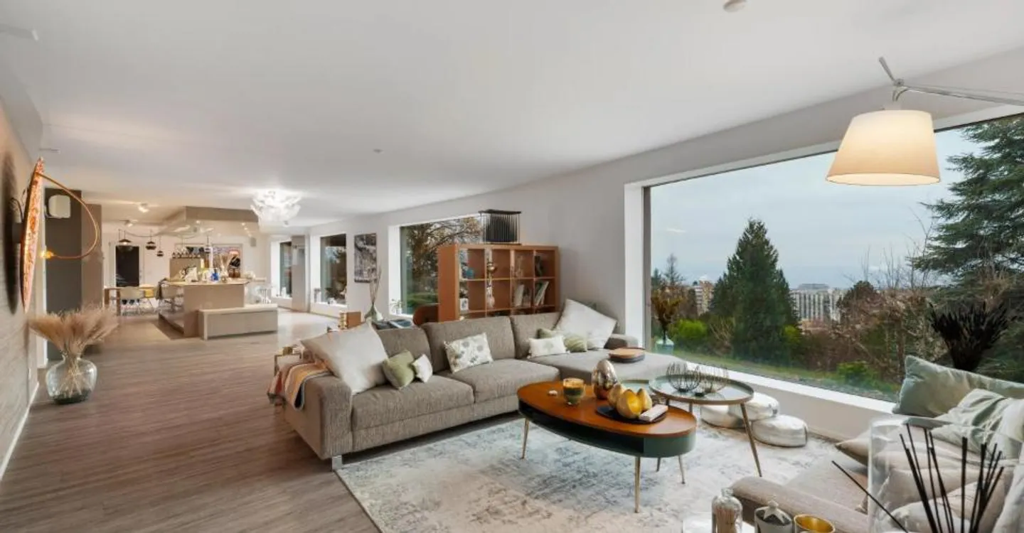 Propriété moderne avec piscine et vue dégagée sur le lac - Photo 2 sur 12