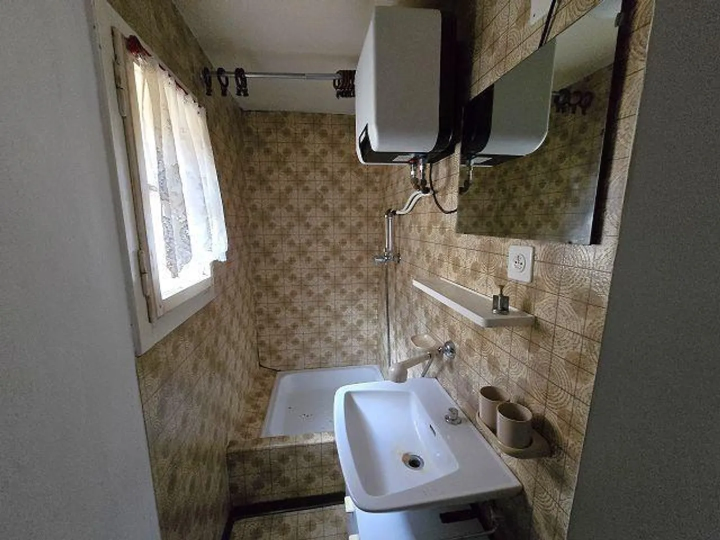 Grande casa di villaggio da ristrutturare in una posizione centrale, tranquilla e soleggiata ... - Foto 15 di 34