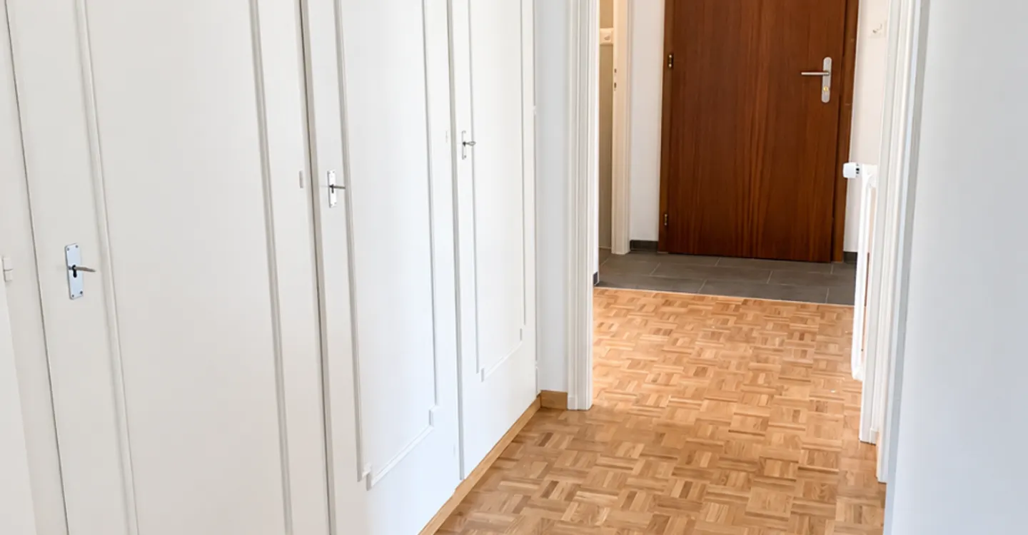 Pully – A Green Gem for this Generous 6-Room Renovated Apartment - Photo 3 of 8