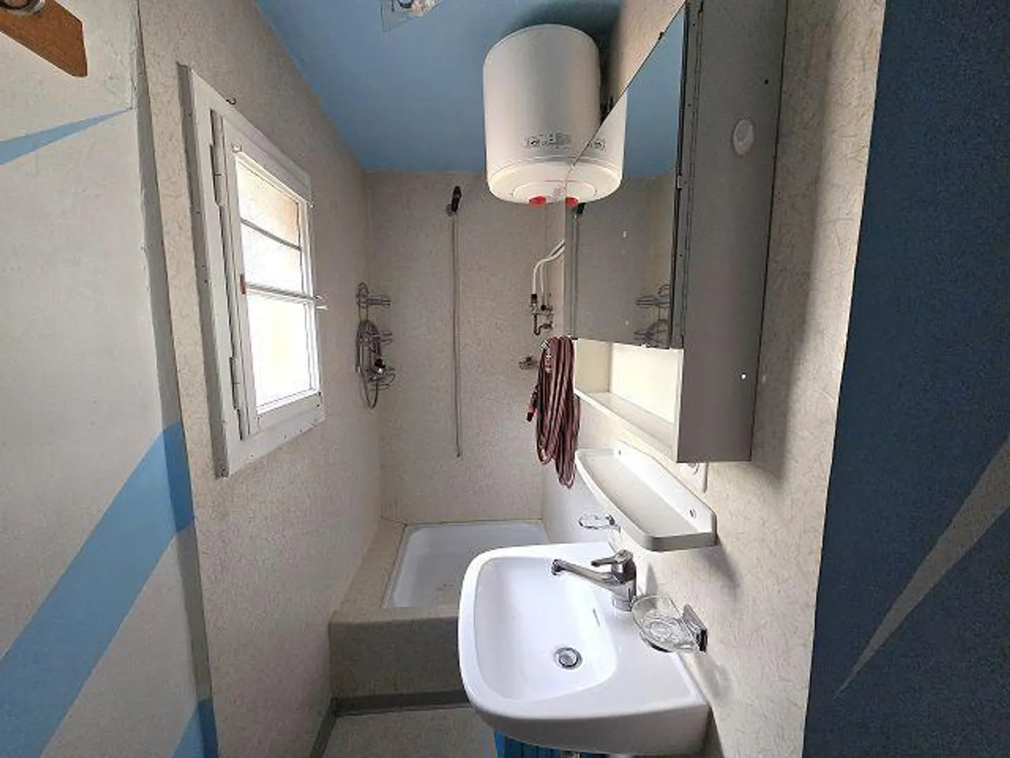 Grande casa di villaggio da ristrutturare in una posizione centrale, tranquilla e soleggiata ... - Foto 17 di 34