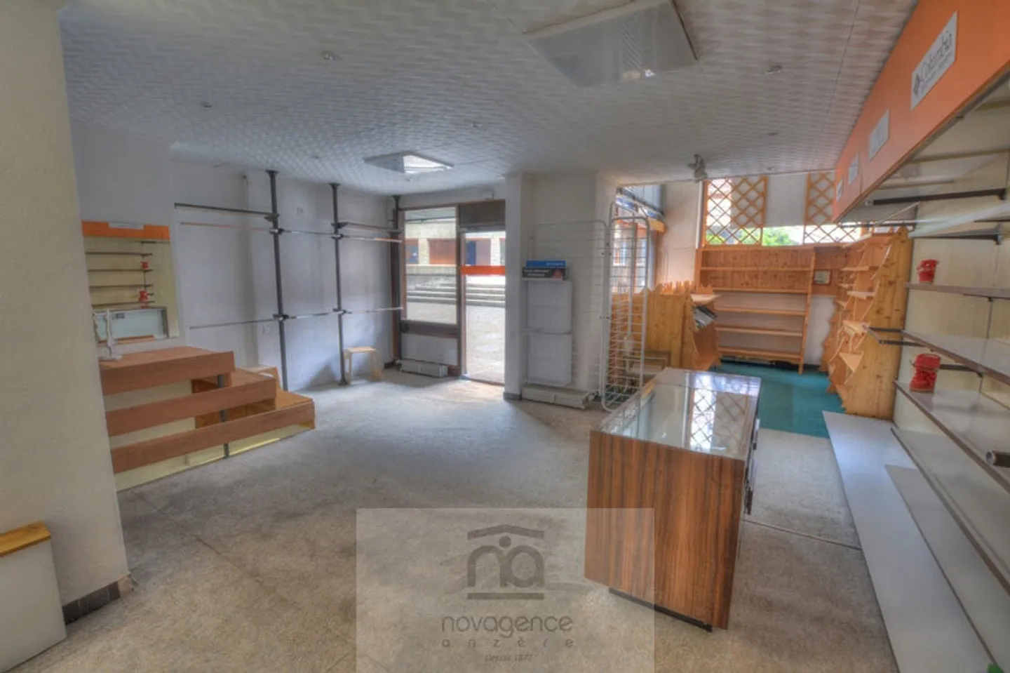 Gewerbliche Räumlichkeiten von 140m2 im Zentrum des Dorfplatzes - Foto 2 von 11