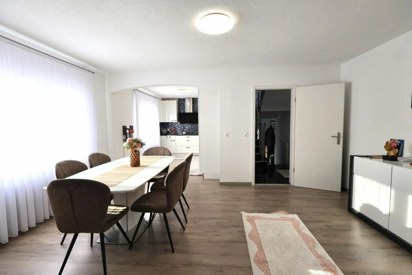 Spacious Family Home with Garden - Photo 5 of 18