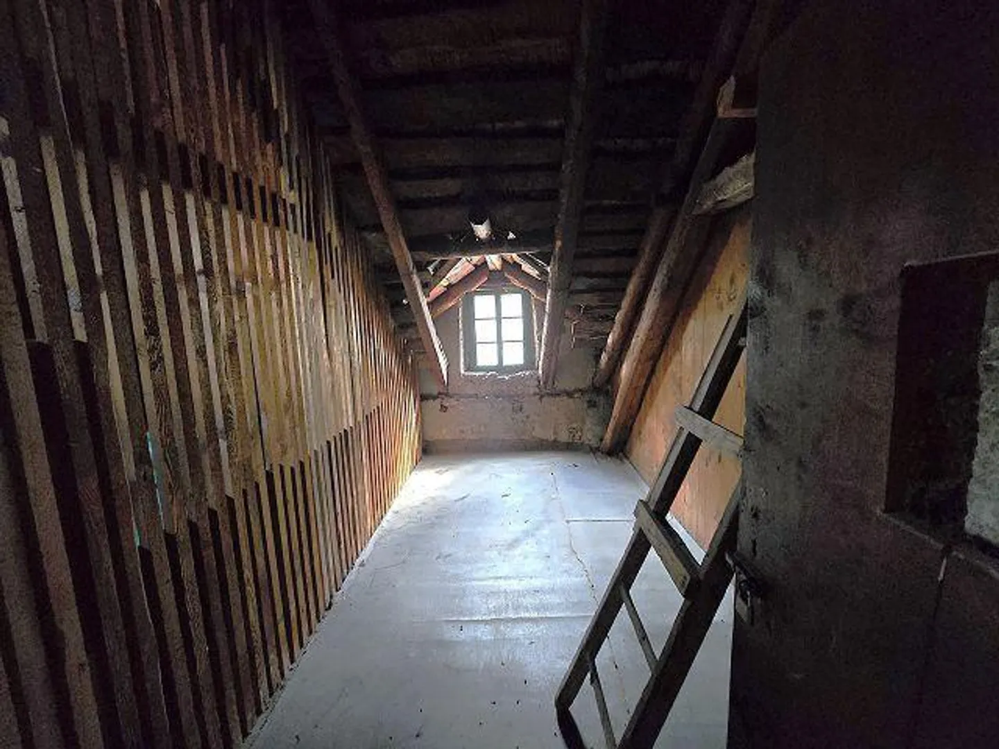 Grande casa di villaggio da ristrutturare in una posizione centrale, tranquilla e soleggiata ... - Foto 18 di 34