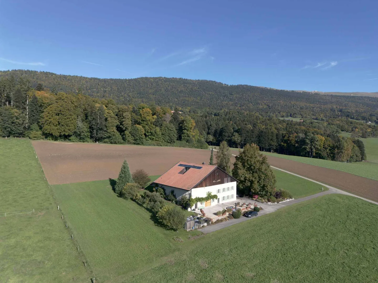 Une ferme d'exception nichée au pied sud de Chasseral - Photo 13 sur 13