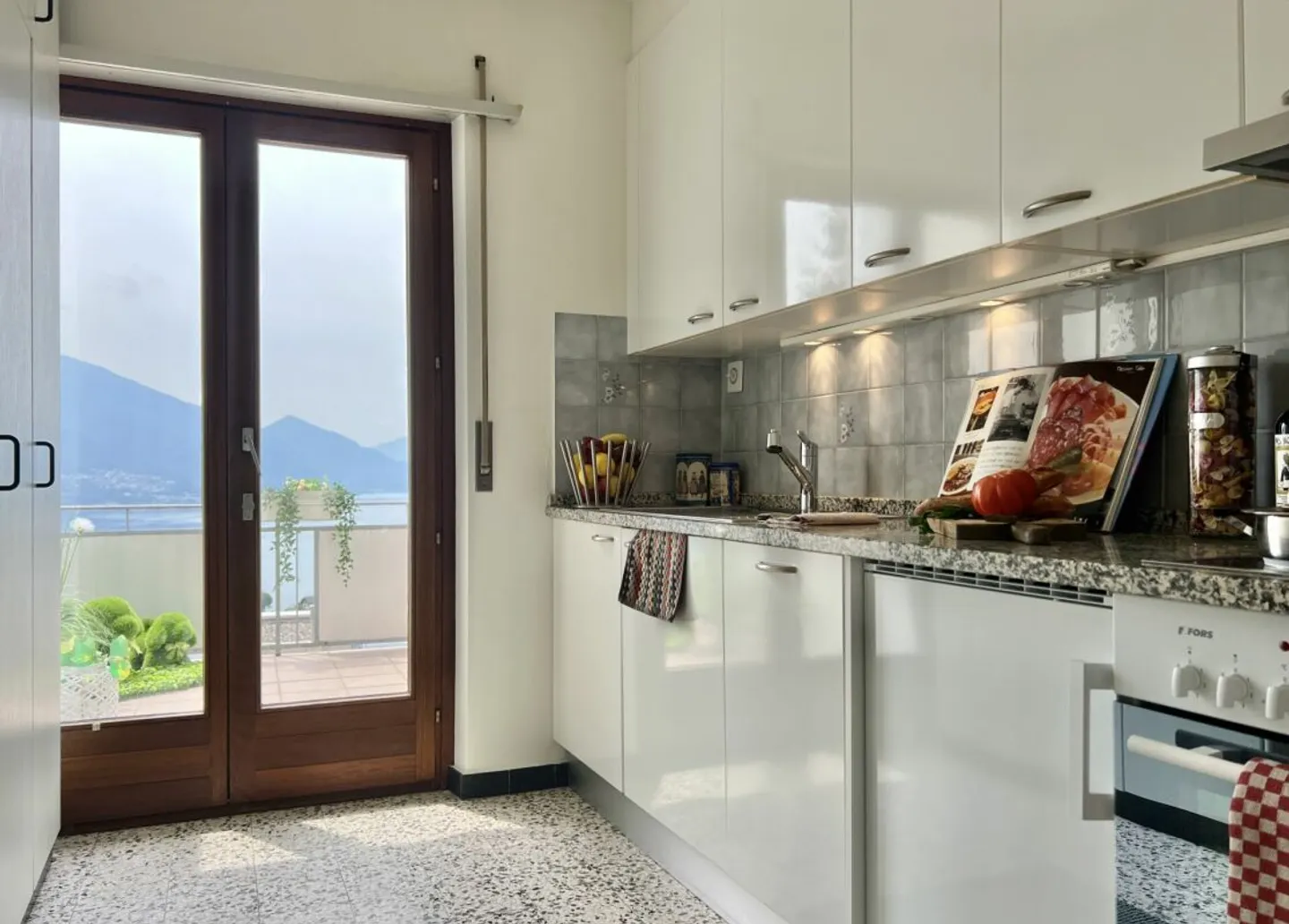 Appartamento 4,5 locali in una casa bifamiliare con vista lago a 180°, grande terrazza solare e giardino privato - Foto 7 di 50