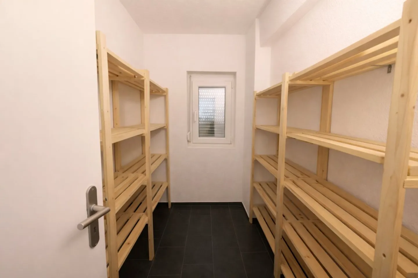 Spacious Family Home with Garden - Photo 8 of 18