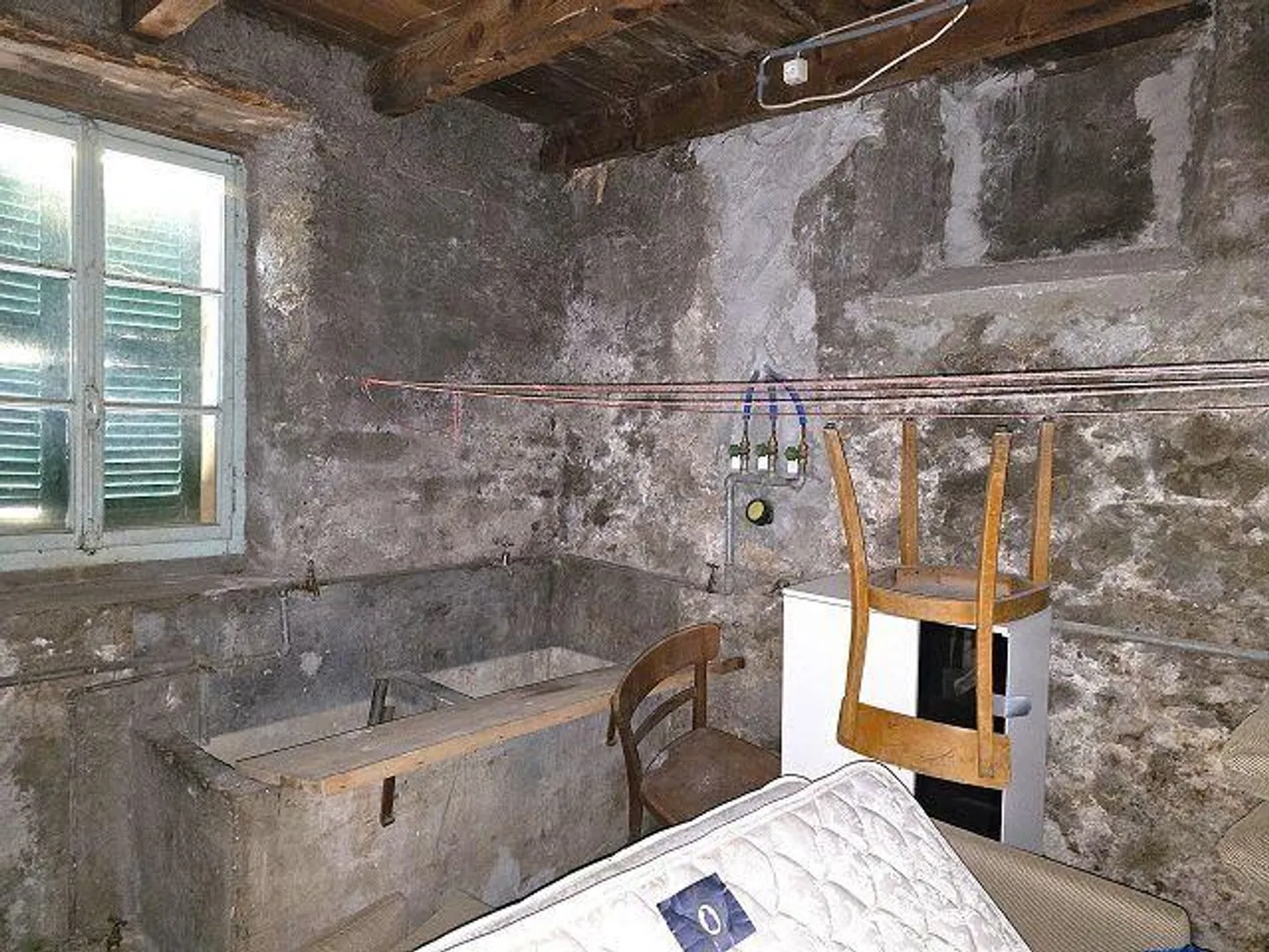 Grande casa di villaggio da ristrutturare in una posizione centrale, tranquilla e soleggiata ... - Foto 20 di 34