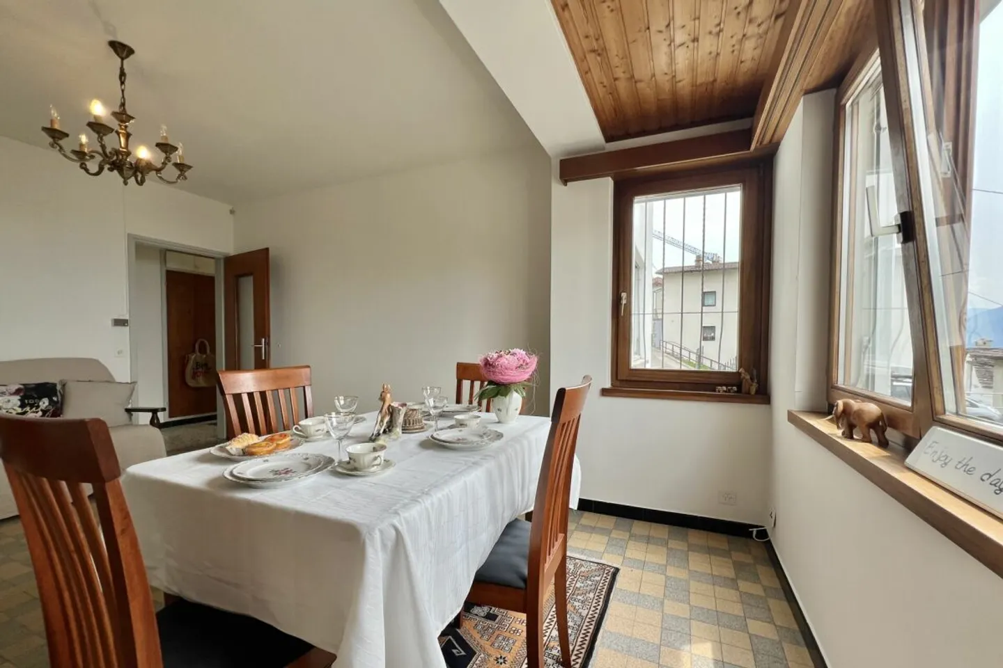 Appartamento 4,5 locali in una casa bifamiliare con vista lago a 180°, grande terrazza solare e giardino privato - Foto 25 di 50