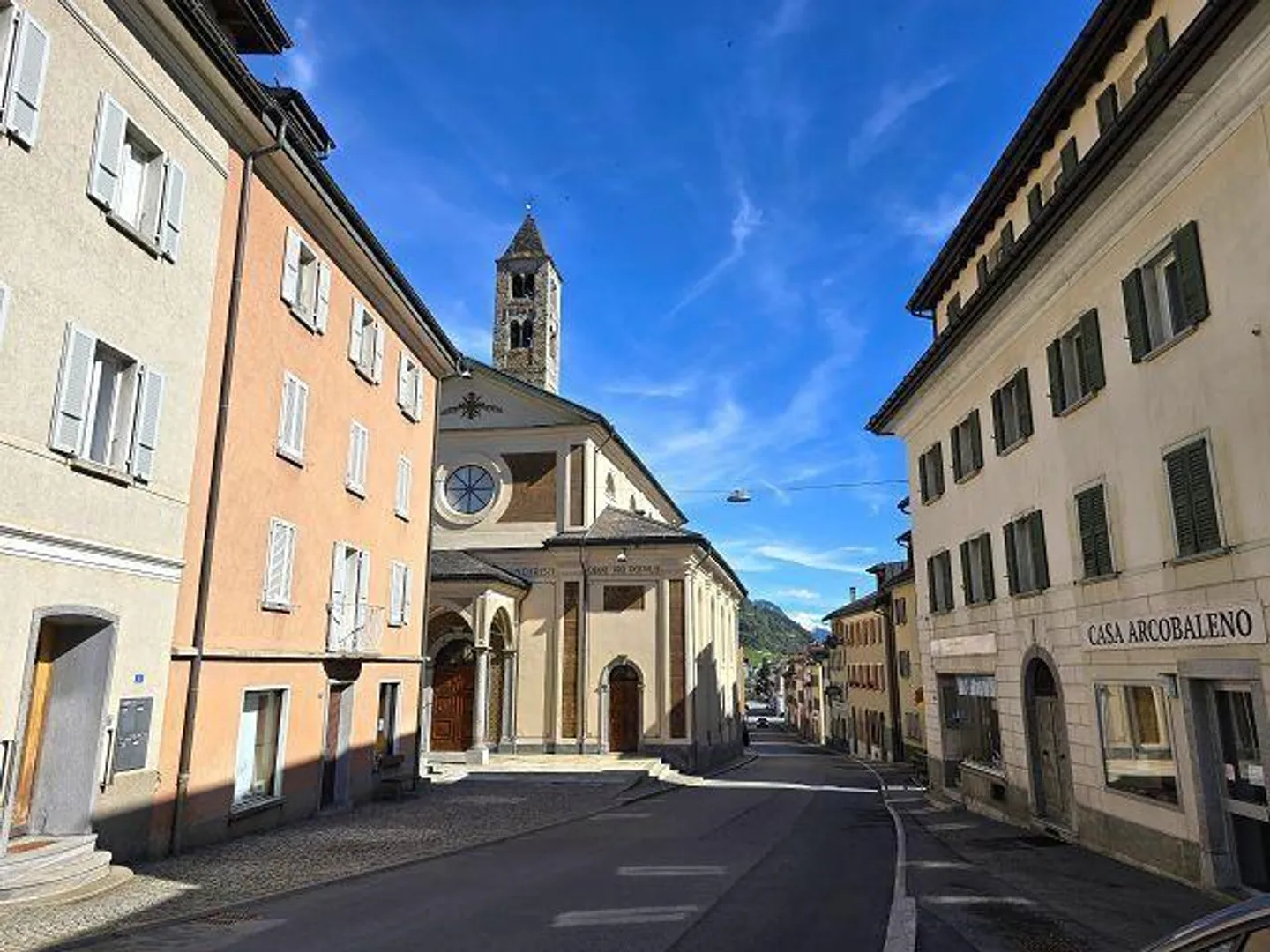 Grande casa di villaggio da ristrutturare in una posizione centrale, tranquilla e soleggiata ... - Foto 27 di 34