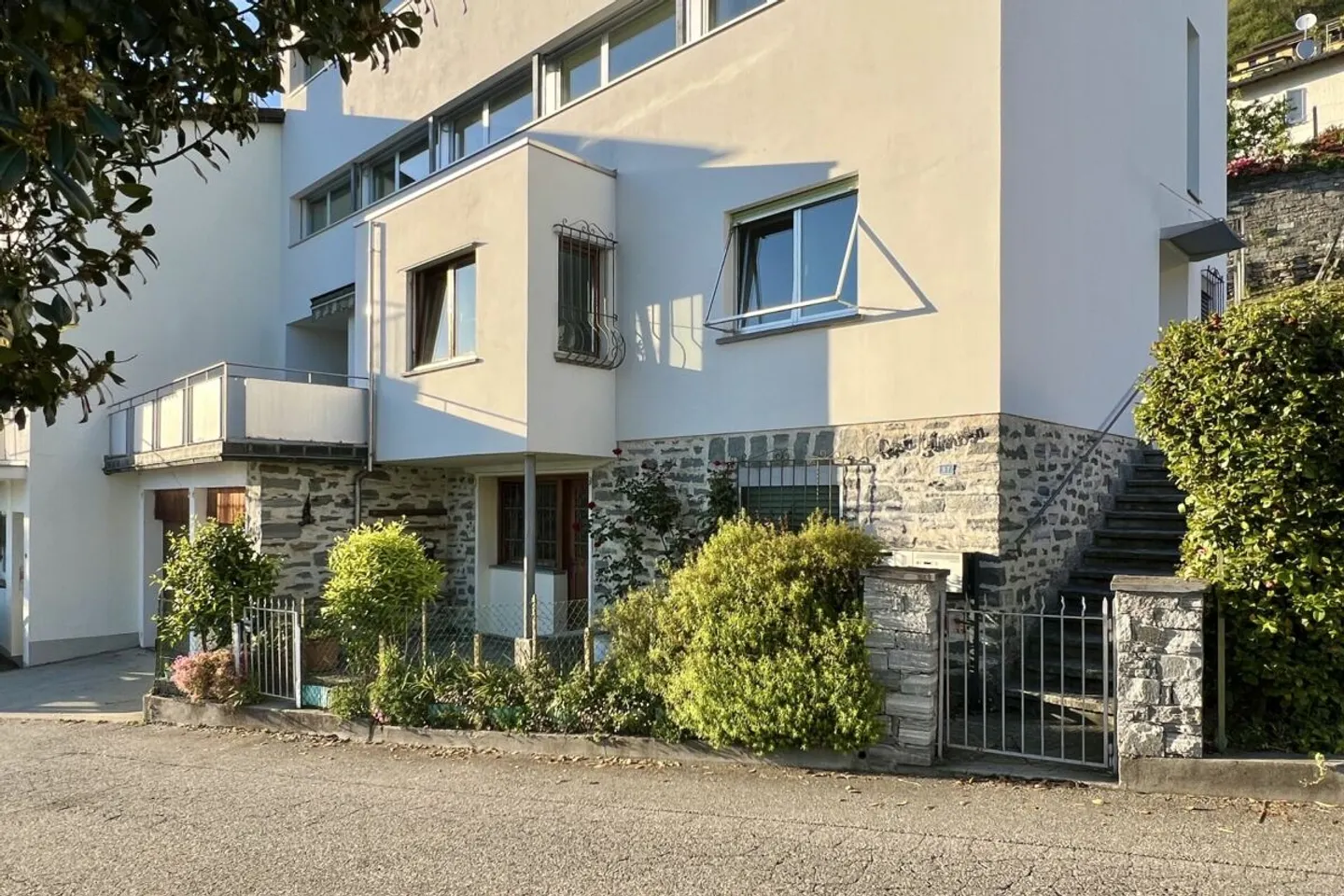 Appartamento 4,5 locali in una casa bifamiliare con vista lago a 180°, grande terrazza solare e giardino privato - Foto 31 di 50