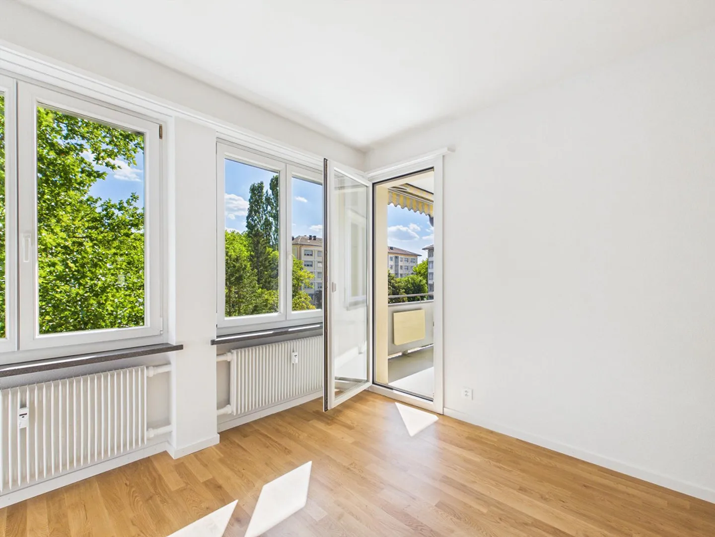 Freshly renovated & bright 4.5-room apartment in a central location - Photo 1 of 21