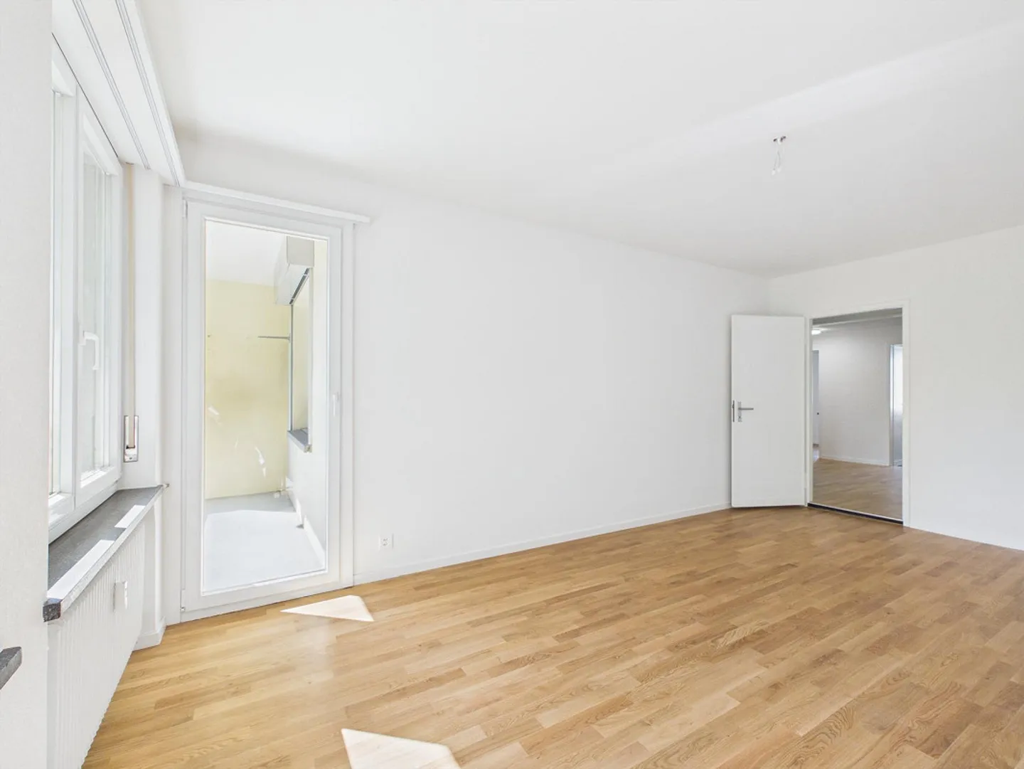 Freshly renovated & bright 4.5-room apartment in a central location - Photo 4 of 21